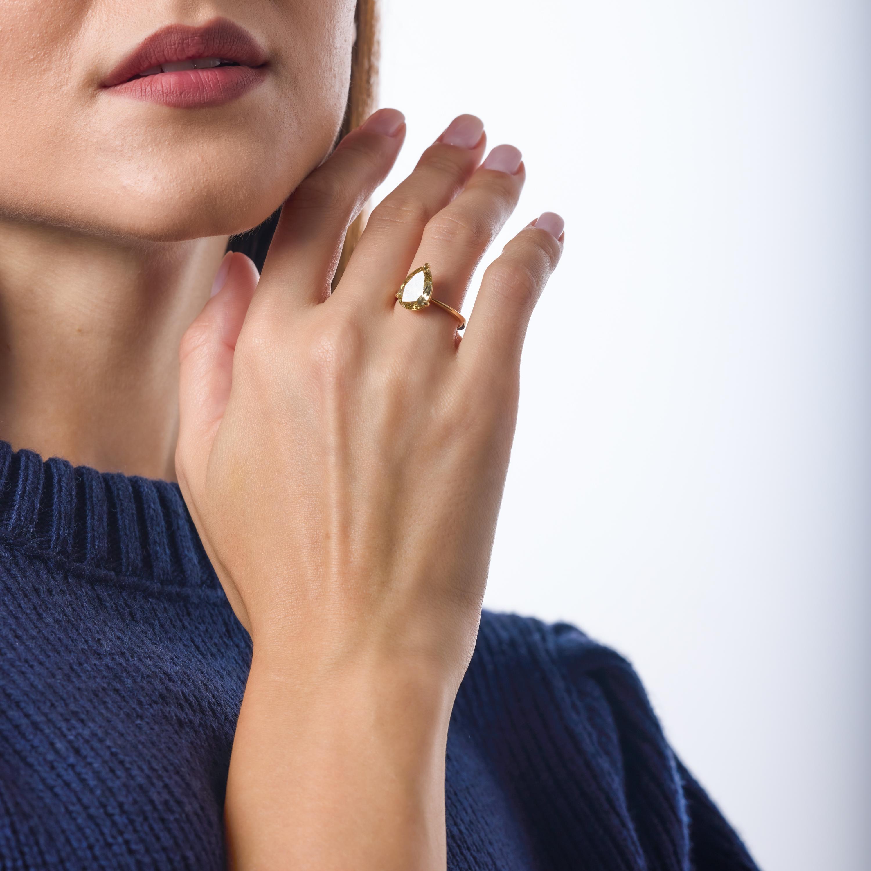 Mid Century GIA 3.08 carat fancy yellow pear shape diamond 18k yellow gold ring (Tropfenschliff) im Angebot