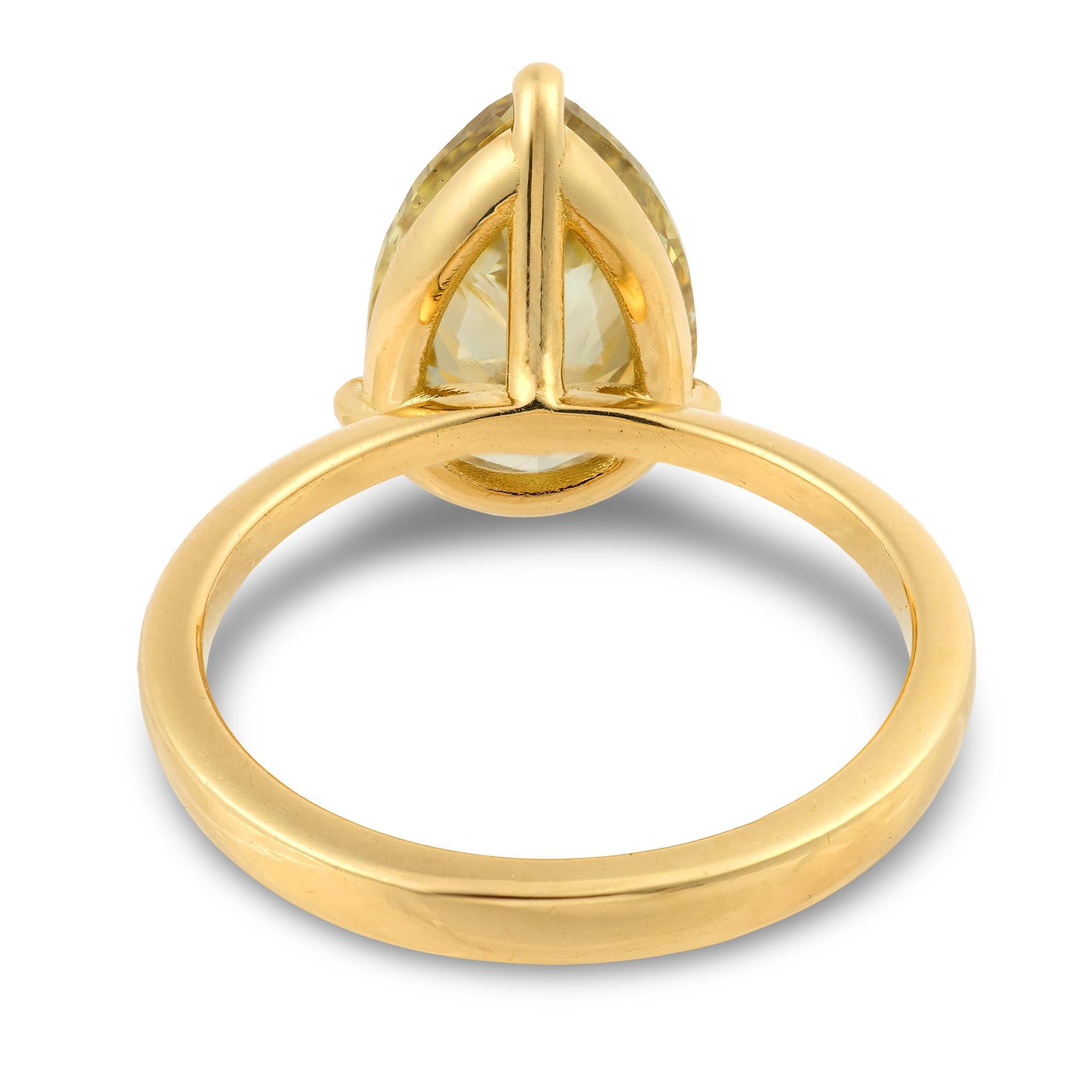 Mid Century GIA 3.08 carat fancy yellow pear shape diamond 18k yellow gold ring Damen im Angebot