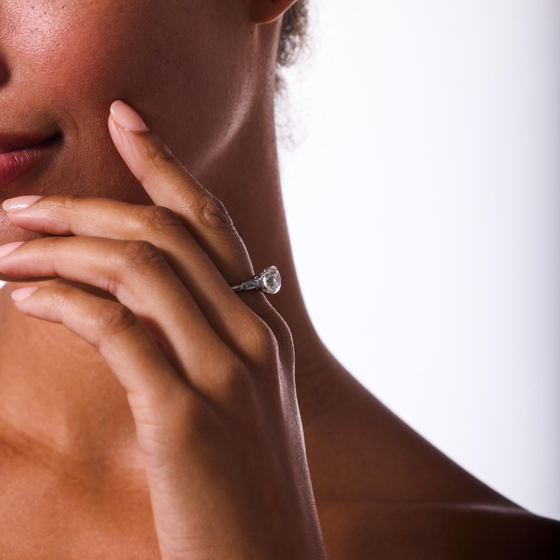 Témoignage captivant du raffinement du milieu du siècle, cette bague de fiançailles en platine est centrée sur un superbe diamant de 3,09 carats certifié par la GIA et taillé à l'ancienne, qui rayonne de profondeur, de feu et de caractère d'antan.