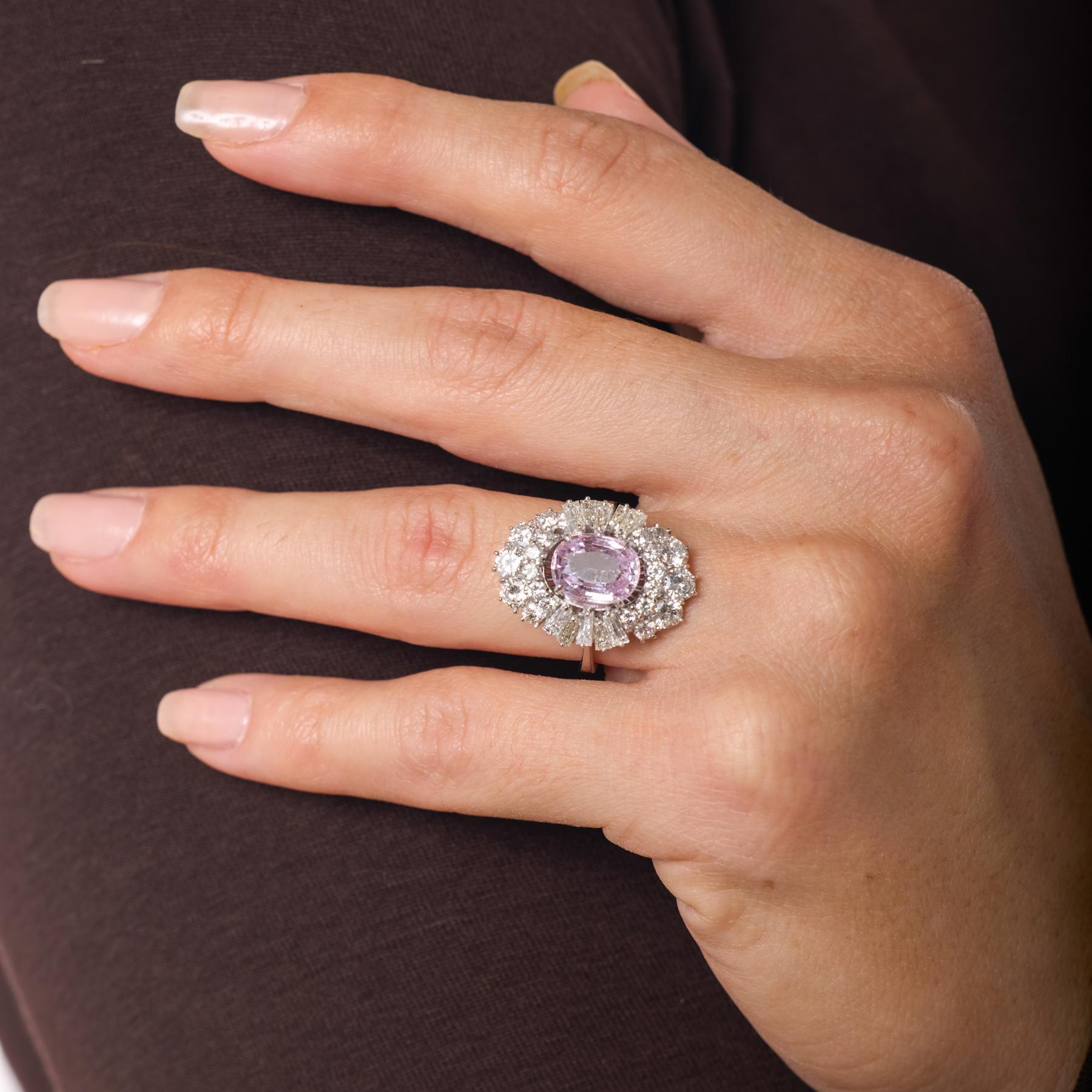 Dieser Mid-Century-Cocktailring hebt einen lebhaften rosa Saphir von 3,12 Karat hervor, dessen leuchtender Farbton und Brillantschliff ihm außergewöhnliche Präsenz und Leben verleihen. Die leuchtende Farbe des Saphirs wird durch eine beeindruckende