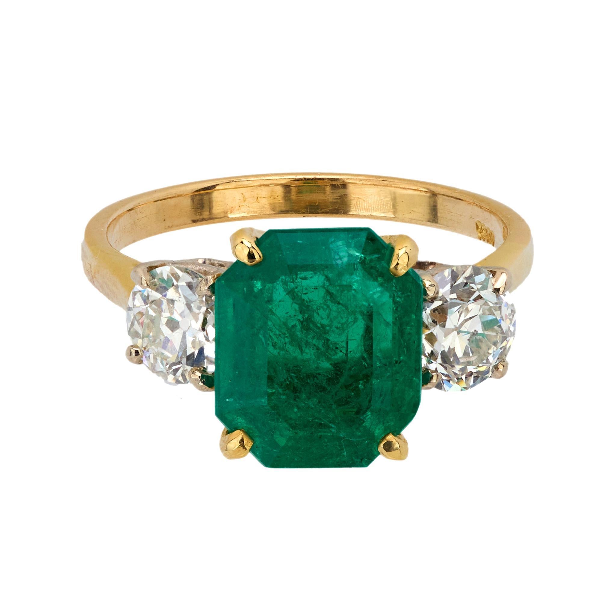 Moderne Bague en or jaune 18 carats avec diamants et émeraude de Colombie de 3,25 carats, certifiée GIA en vente