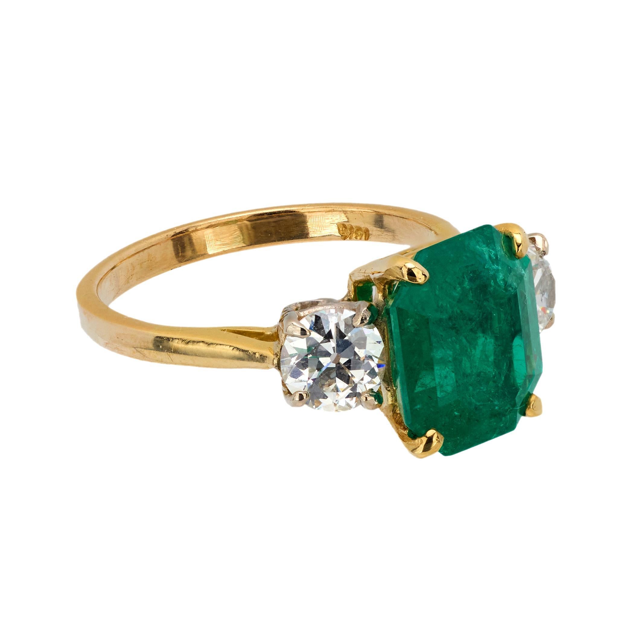Taille émeraude Bague en or jaune 18 carats avec diamants et émeraude de Colombie de 3,25 carats, certifiée GIA en vente