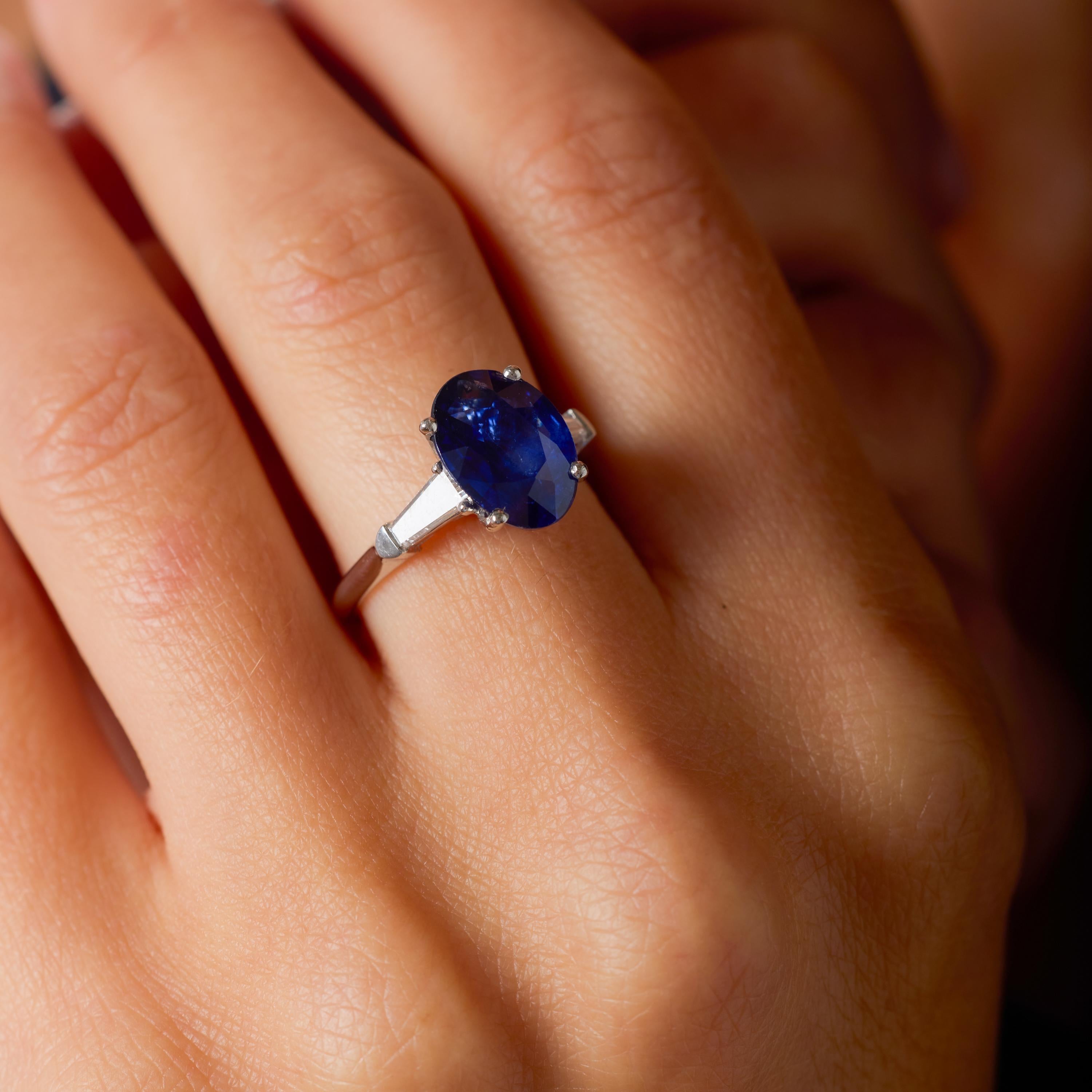 Questo raffinato anello di fidanzamento di metà secolo mette in mostra la luminosa bellezza di uno zaffiro di Ceylon da 3,25 carati certificato GIA, che risplende del blu sereno e vellutato che ha reso gli zaffiri dello Sri Lanka tra i più ricercati