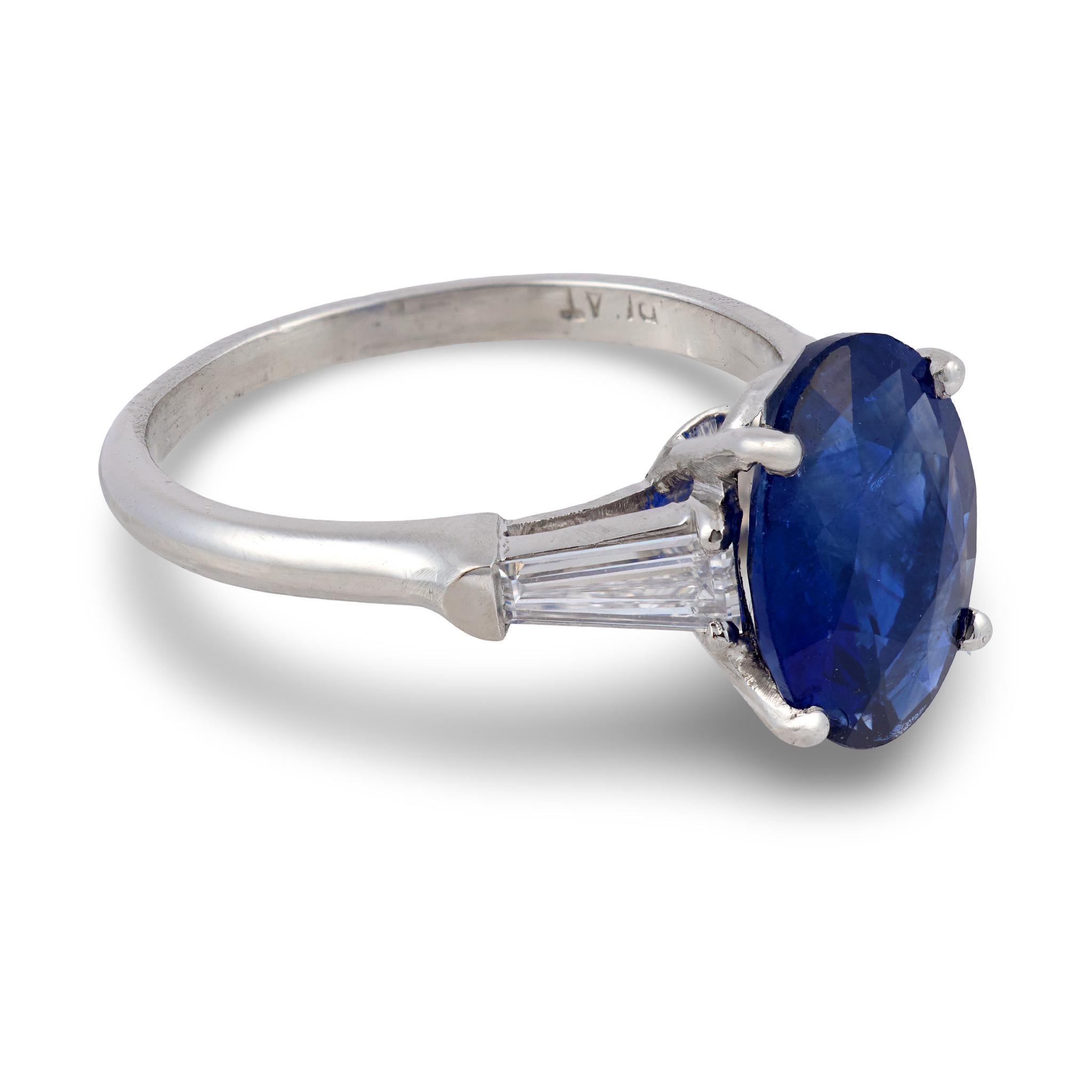 Contemporaneo Anello di fidanzamento in platino con zaffiro taglio ovale da 3,25 carati GIA di metà secolo in vendita