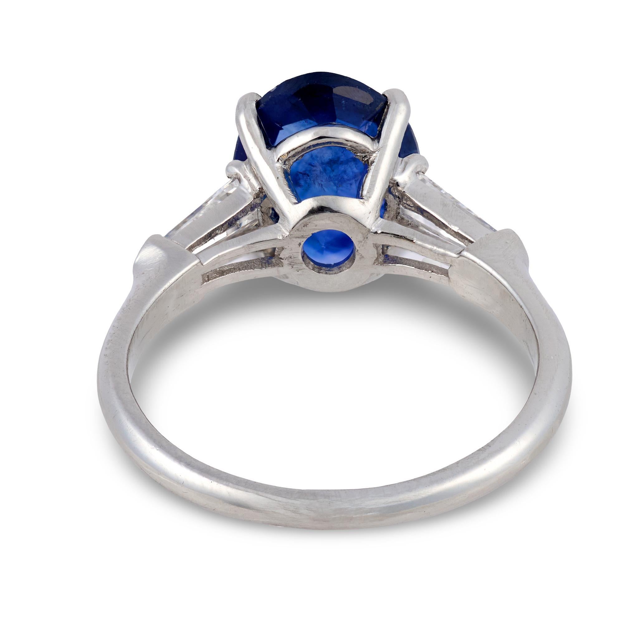 Donna Anello di fidanzamento in platino con zaffiro taglio ovale da 3,25 carati GIA di metà secolo in vendita