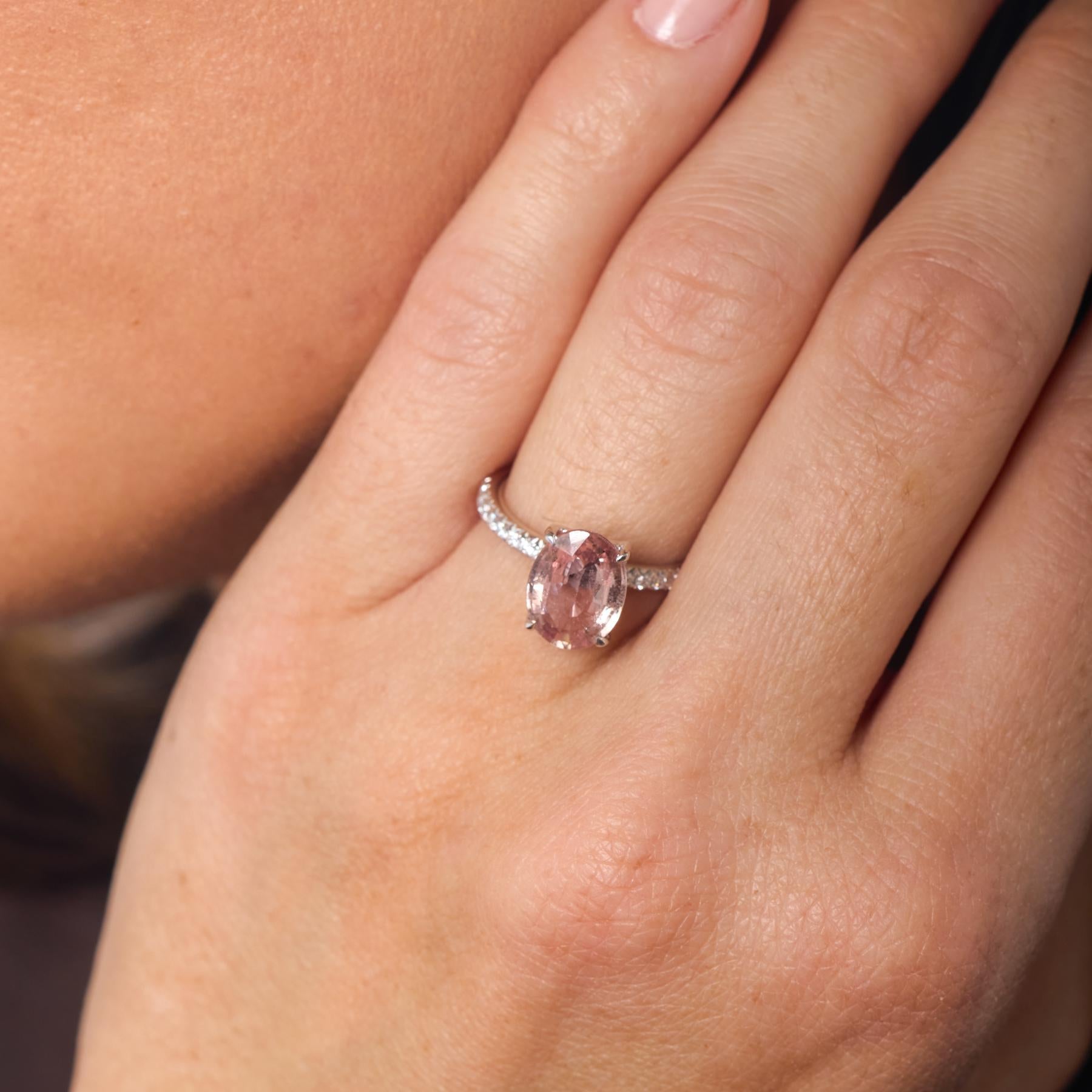 Questo anello vintage di metà secolo mette in mostra un vivido zaffiro rosa arancione da 3,28 carati, la cui vivace tonalità irradia calore e vivacità, creando un accattivante punto focale con una notevole profondità e brillantezza. La silhouette