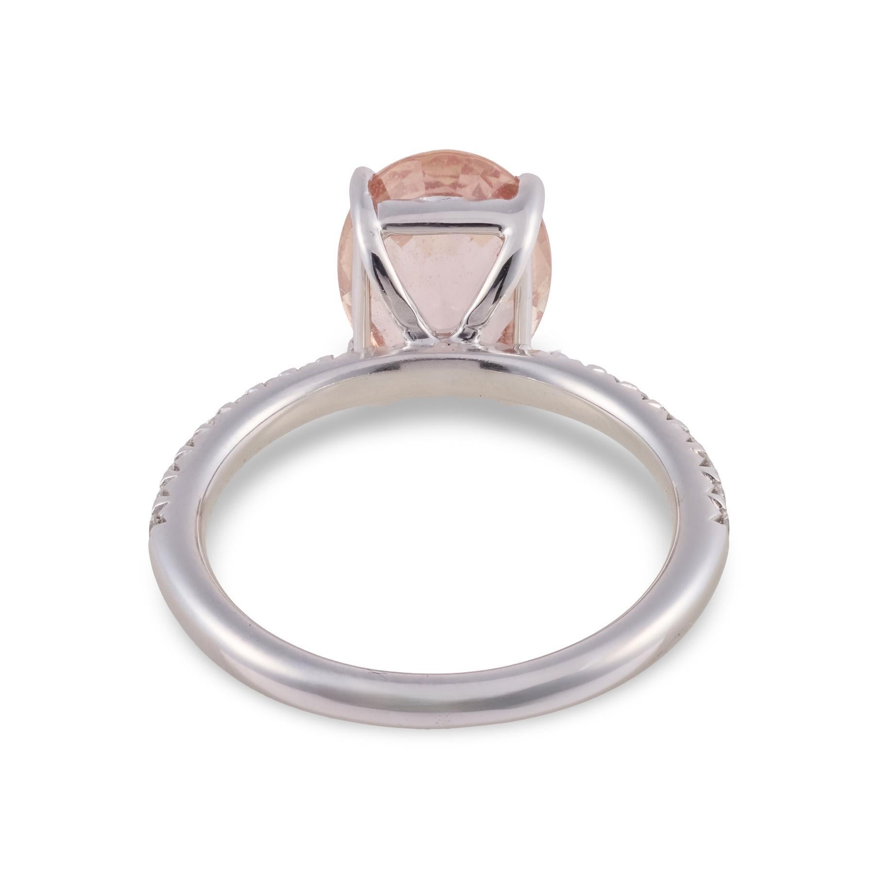 Anello con pavé di diamanti e zaffiro rosa da 3,28 carati, GIA, metà del secolo scorso In condizioni buone in vendita a Beverly Hills, CA