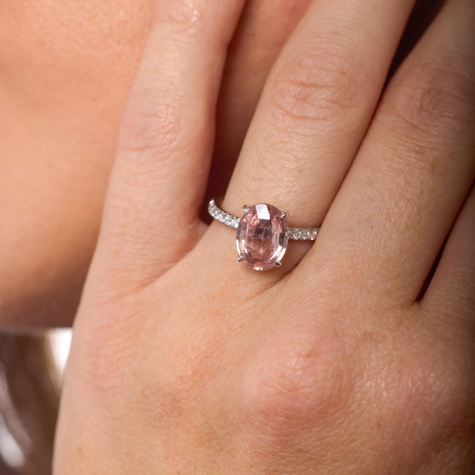 Donna Anello con pavé di diamanti e zaffiro rosa da 3,28 carati, GIA, metà del secolo scorso in vendita