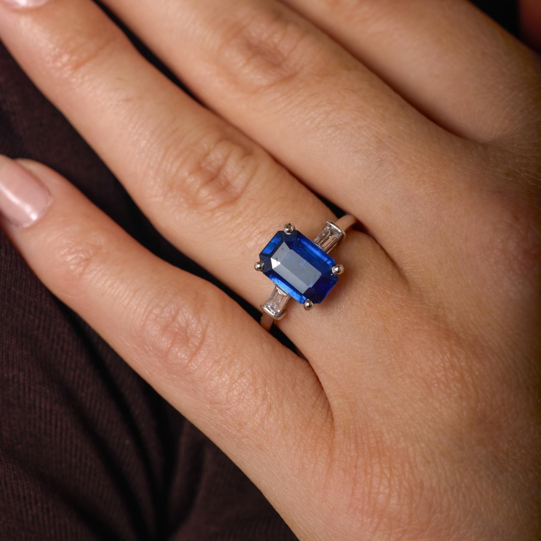 Questo anello in platino di metà secolo mette in mostra un sorprendente zaffiro di Ceylon tagliato in una raffinata silhouette ottagonale, il cui colore blu vivido risplende con la profondità e la luminosità per cui la regione è famosa. La geometria