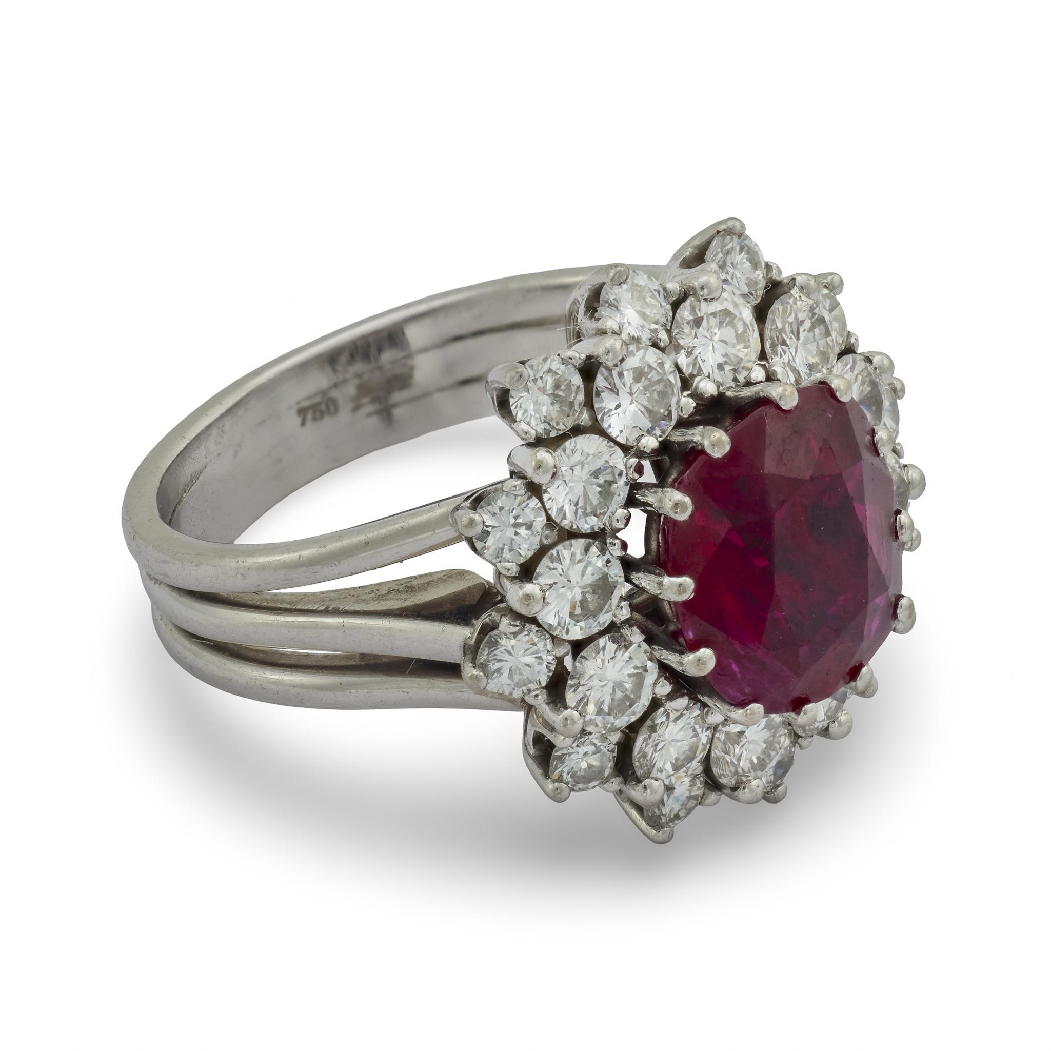 Contemporaneo Anello a grappolo in oro bianco 18k GIA di 3,50 carati senza calore con rubino e diamante di metà secolo in vendita