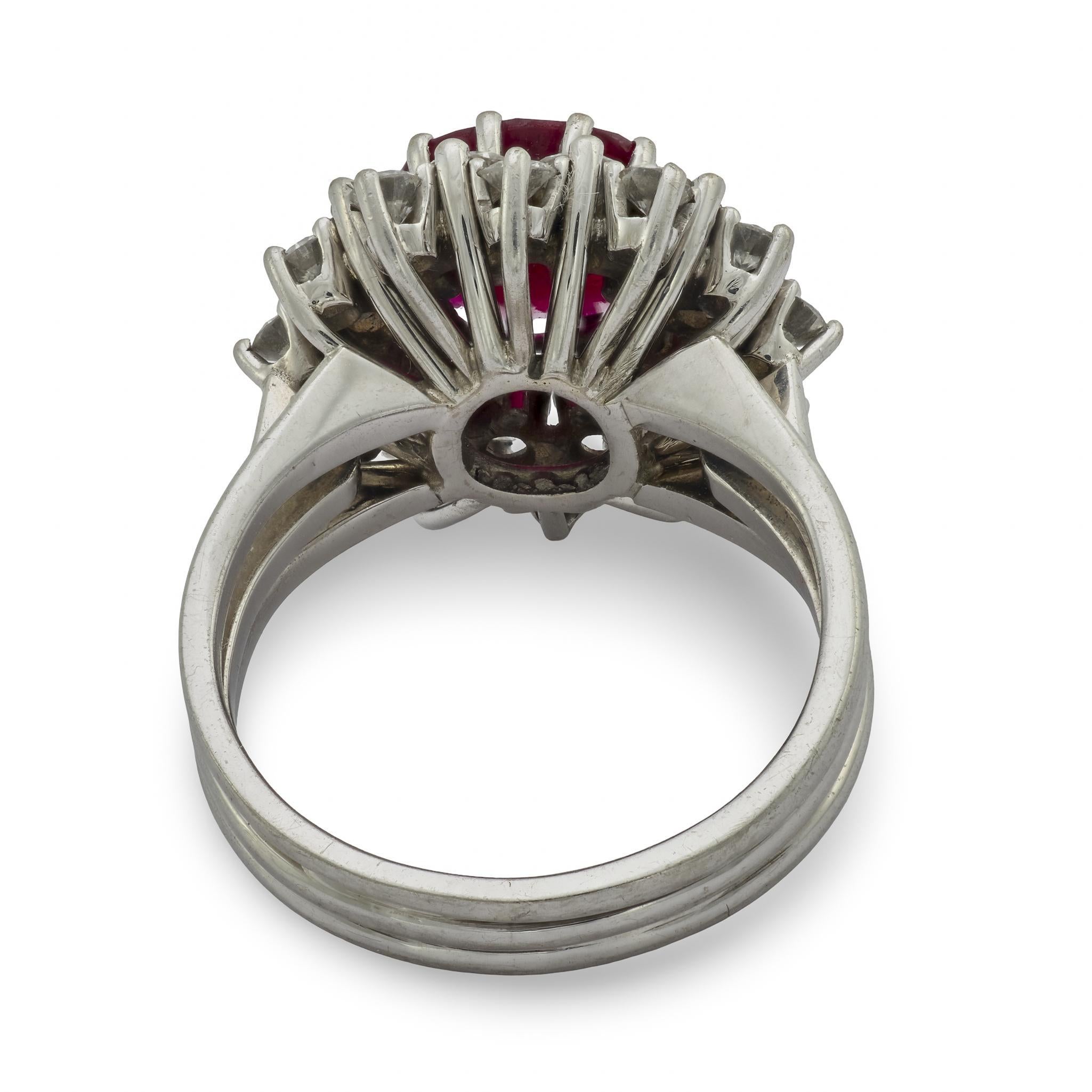 Taglio cuscino Anello a grappolo in oro bianco 18k GIA di 3,50 carati senza calore con rubino e diamante di metà secolo in vendita