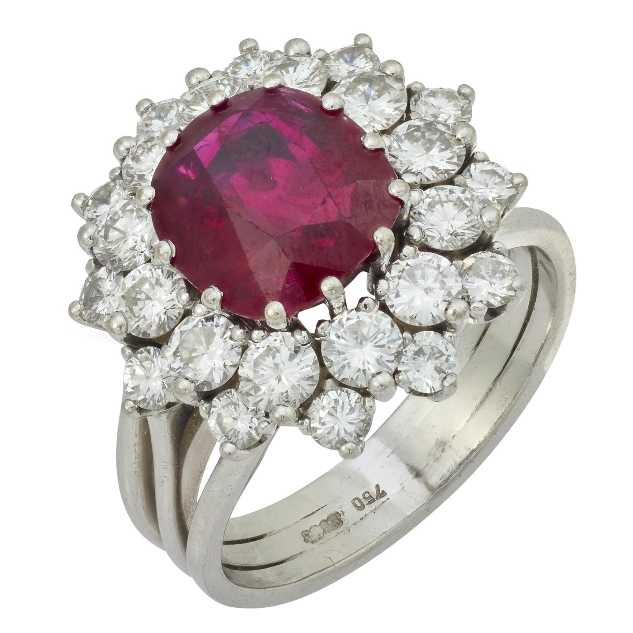Anello a grappolo in oro bianco 18k GIA di 3,50 carati senza calore con rubino e diamante di metà secolo in vendita
