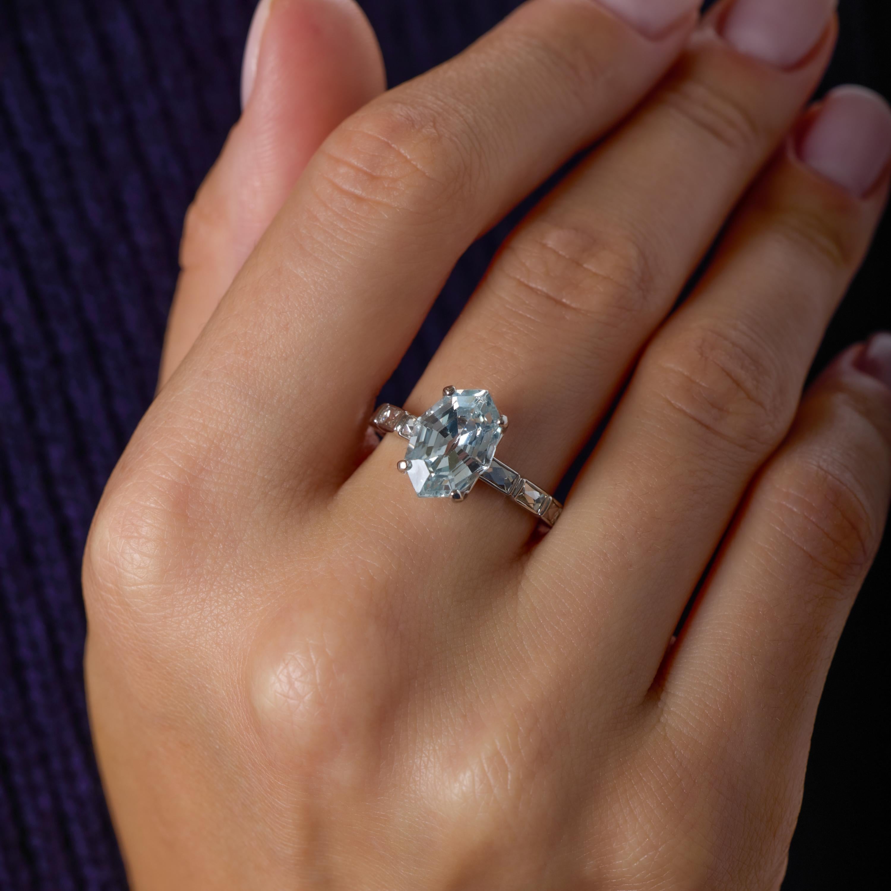 Im Mittelpunkt dieses Mid-Century-Saphirrings steht ein auffälliger 4,50-karätiger Ceylon-Saphir im Marquise-Stufenschliff, dessen langgestreckte Silhouette eine elegante, skulpturale Präsenz erzeugt. Der leuchtende blaue Farbton, der nur durch