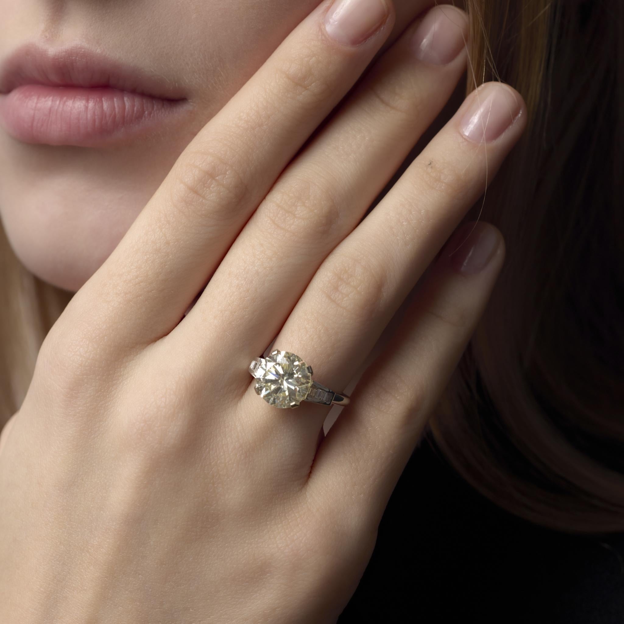 Anillo de platino con diamante redondo talla brillante de 5,07 quilates GIA de mediados de siglo en Bueno estado para la venta en Beverly Hills, CA