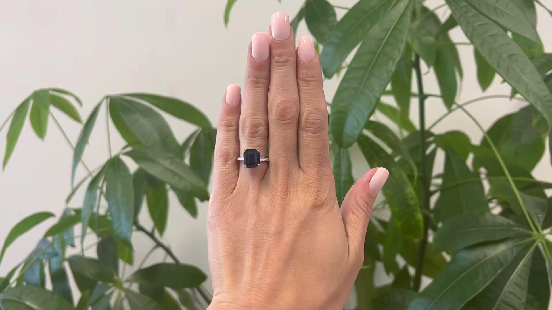 Ein Mid Century GIA 5,23 Karat Ceylon Saphir und Diamant Platin Ring. Mit einem achteckigen Saphir von 5,23 Karat im GIA-Stufenschliff, begleitet von der GIA-Nummer 1226960135, die besagt, dass der Saphir aus Ceylon (Sri Lanka) stammt. Akzentuiert