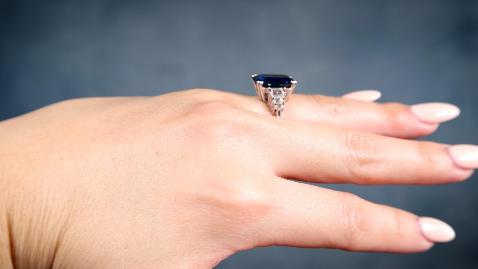 Mid-Century GIA 5.45 Carat Thai Sapphire Diamond Platinum Ring In Good Condition In Beverly Hills, CA