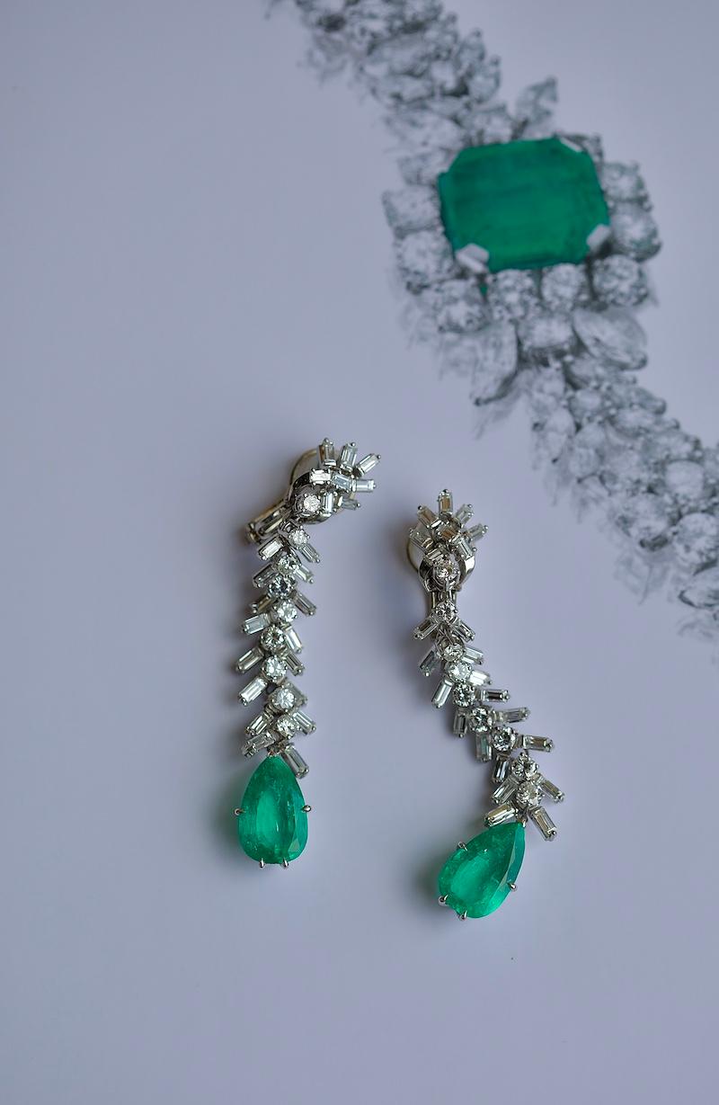 Women's or Men's Mid-Century GIA Colombian Emerald Diamond Platinum Dangle Earrings For Sale