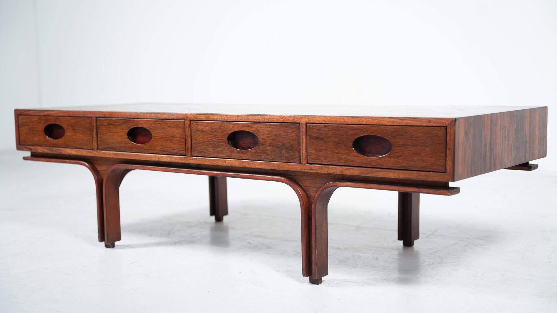 Gianfranco Frattini, Holz-Couchtisch aus der Mitte des Jahrhunderts für Bernini, Italien, 1960er Jahre

Gianfranco Frattini (1926 - 2004) ist ein italienischer Architekt und Industriedesigner, der zu der Generation gehört, die an der Wiederbelebung