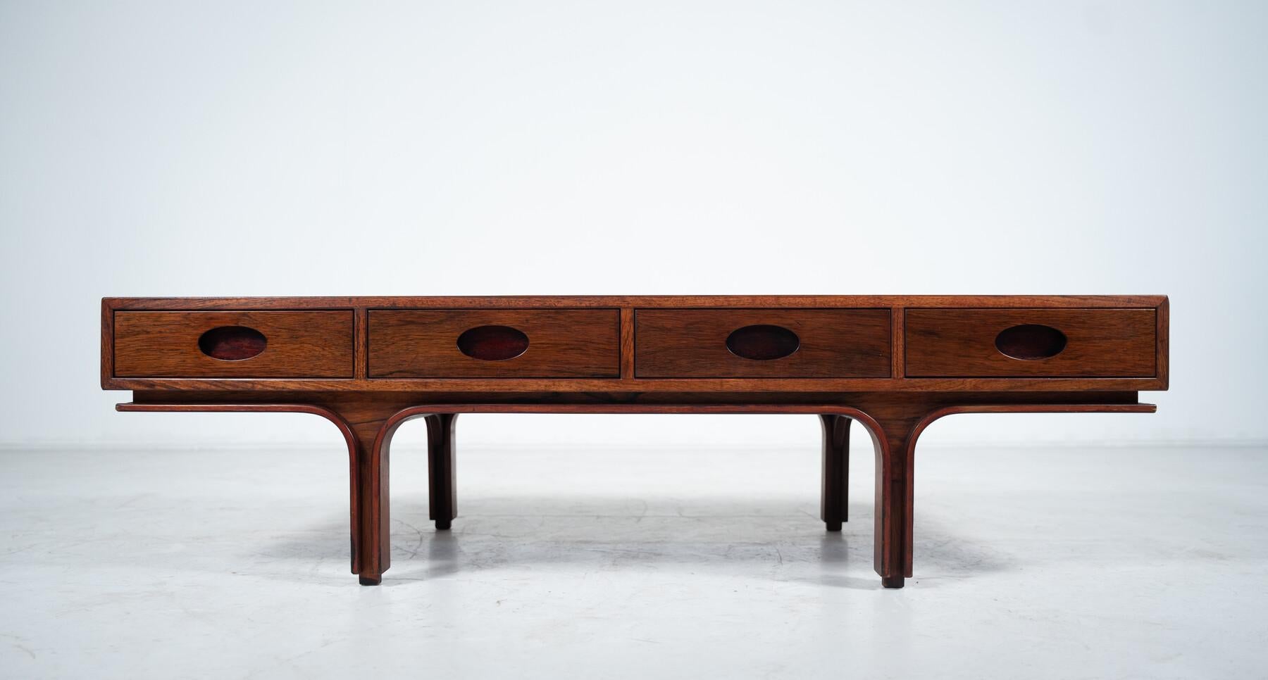 Gianfranco Frattini, Holz-Couchtisch aus der Mitte des Jahrhunderts für Bernini, Italien, 1960er Jahre im Zustand „Gut“ im Angebot in Brussels, BE