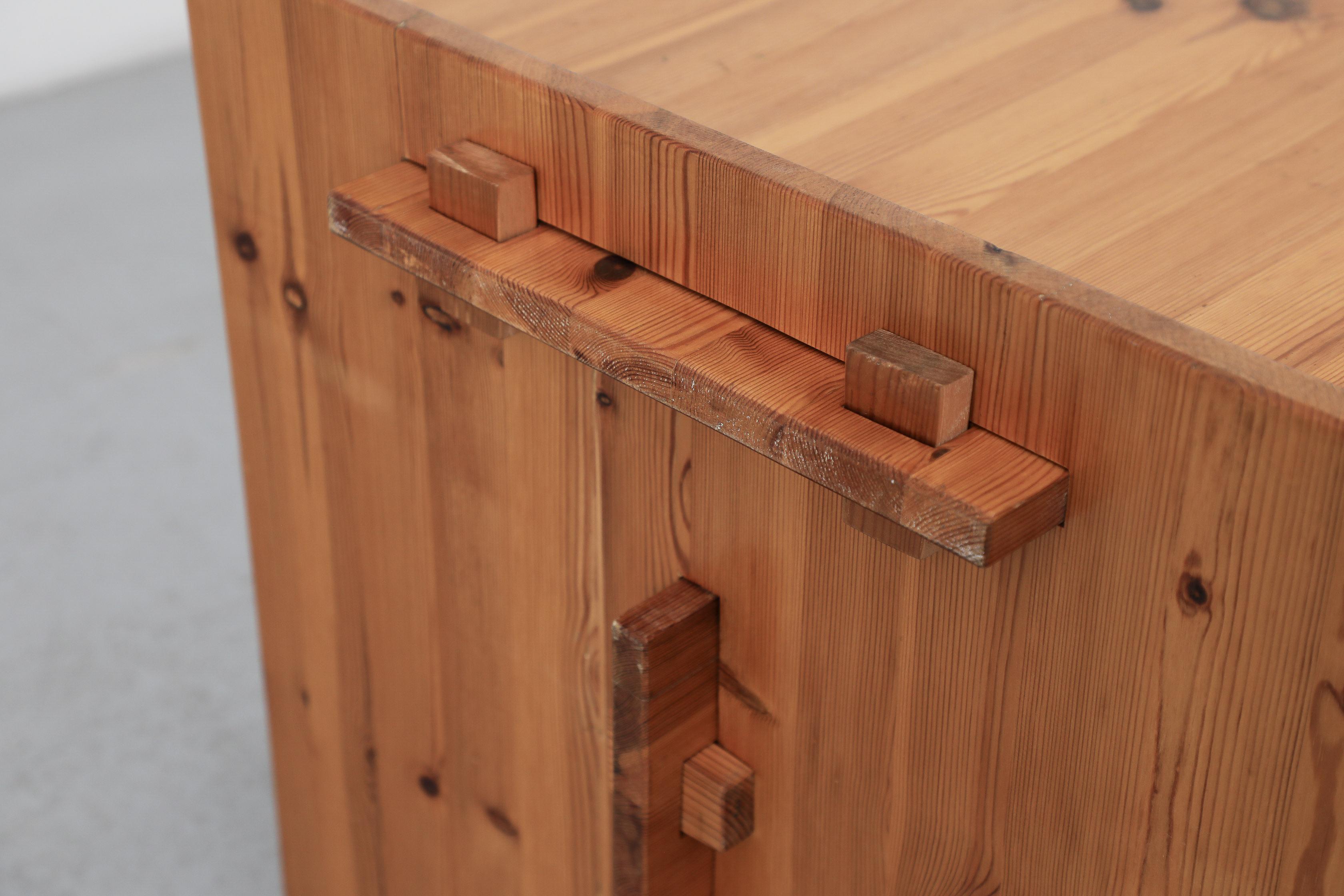 Table basse en pin du milieu du siècle, inspirée par Gilbert Marklund, avec piètement à tréteaux en vente 7