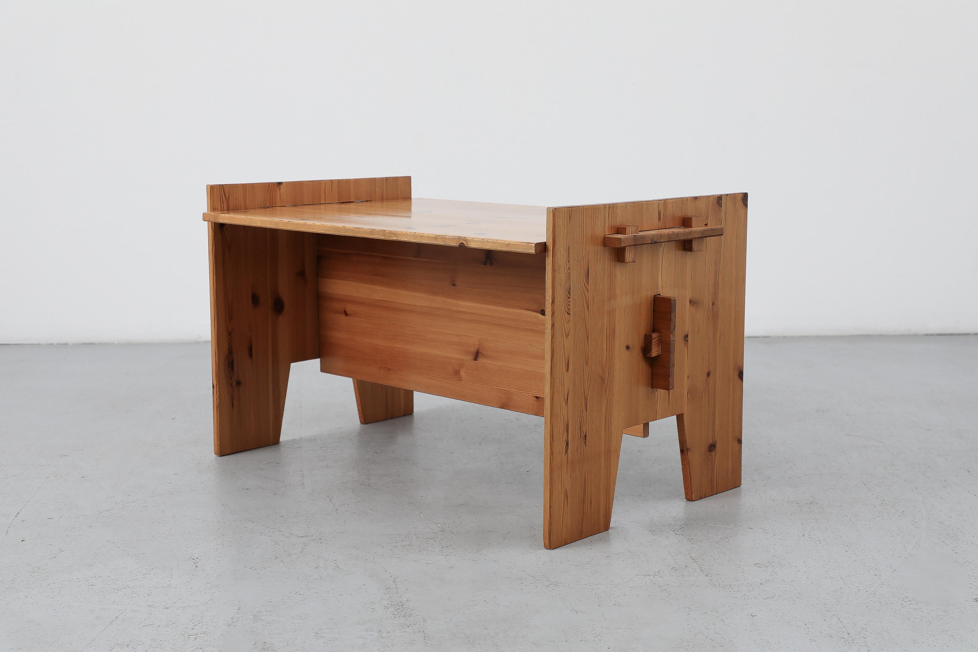 Table basse en pin du milieu du siècle, inspirée par Gilbert Marklund, avec piètement à tréteaux en vente 8