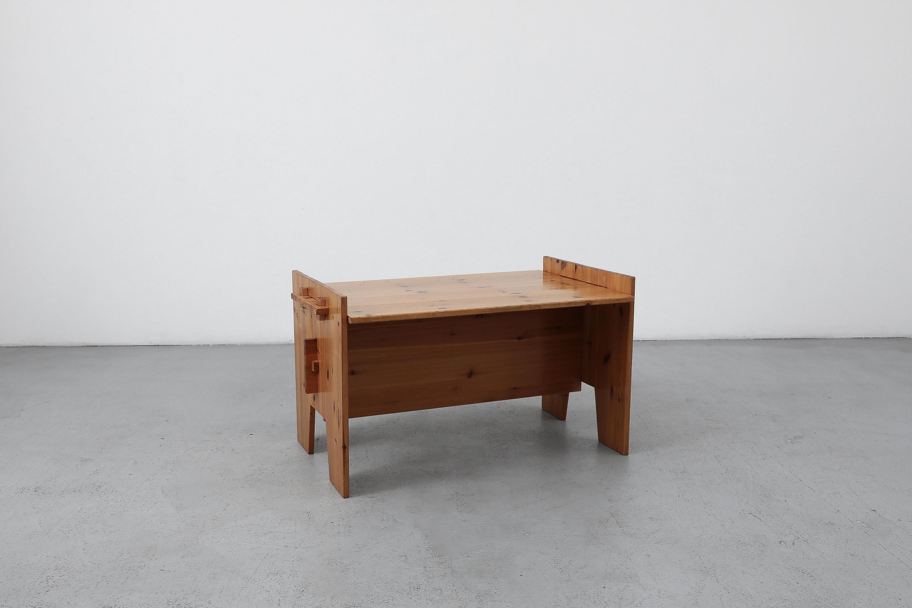 Néerlandais Table basse en pin du milieu du siècle, inspirée par Gilbert Marklund, avec piètement à tréteaux en vente