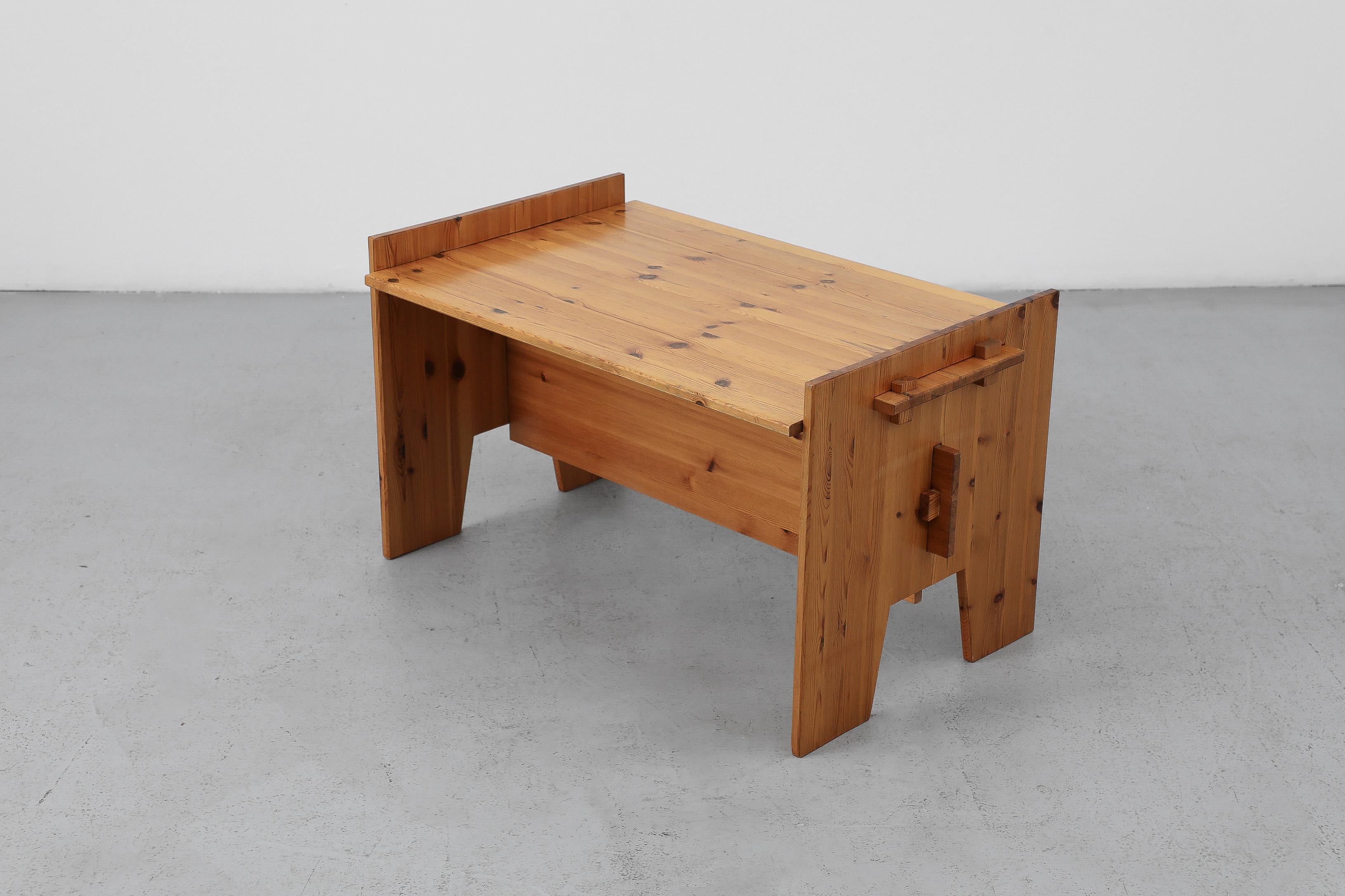 Milieu du XXe siècle Table basse en pin du milieu du siècle, inspirée par Gilbert Marklund, avec piètement à tréteaux en vente