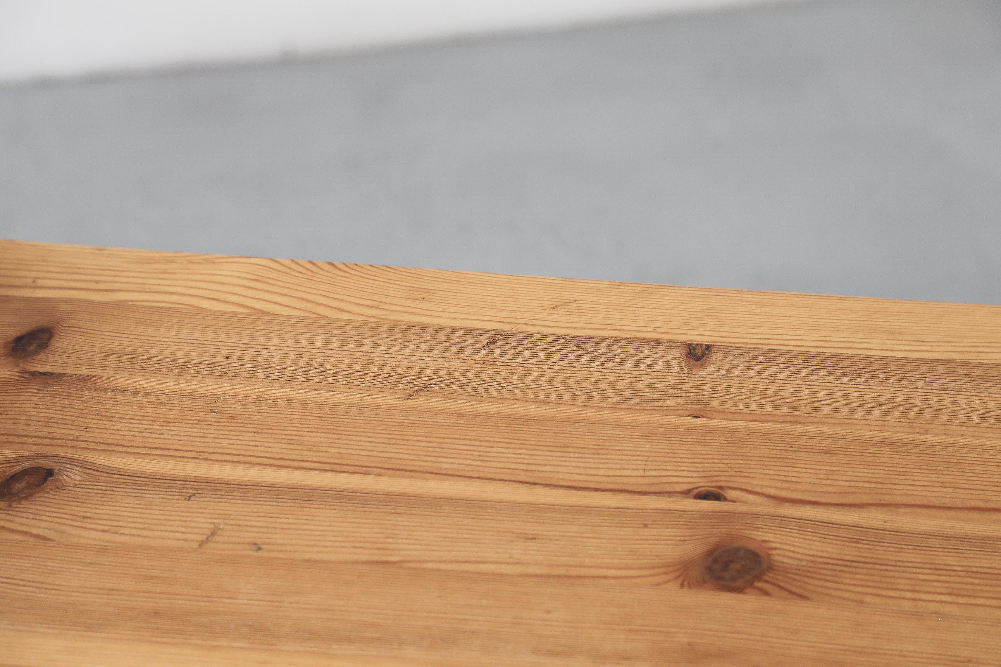 Table basse en pin du milieu du siècle, inspirée par Gilbert Marklund, avec piètement à tréteaux en vente 2