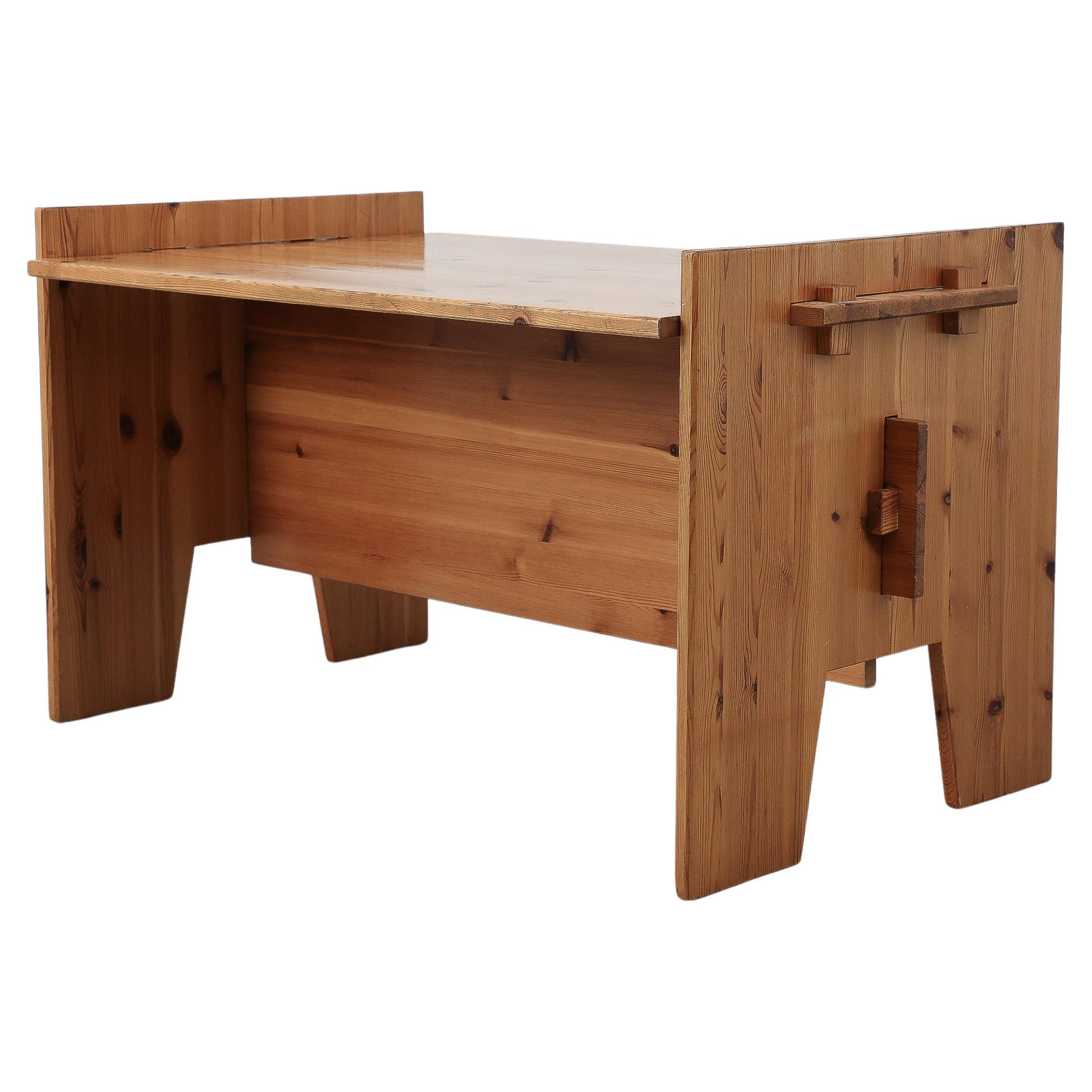 Table basse en pin du milieu du siècle, inspirée par Gilbert Marklund, avec piètement à tréteaux en vente