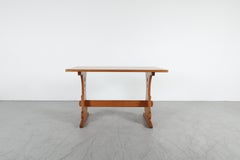 Mid-Century Gilbert Marklund Stil Kiefer Gestell Tisch, geschnitzt Panels