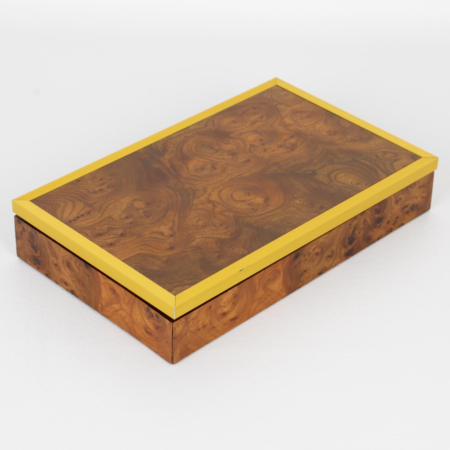 Questa elegante scatola decorativa originale è stata realizzata in Italia negli anni Settanta. Il suo design ricorda il lavoro di Tommaso Barbi. La forma rettangolare, la radica di noce sul coperchio e sul corpo principale e l'incorniciatura del