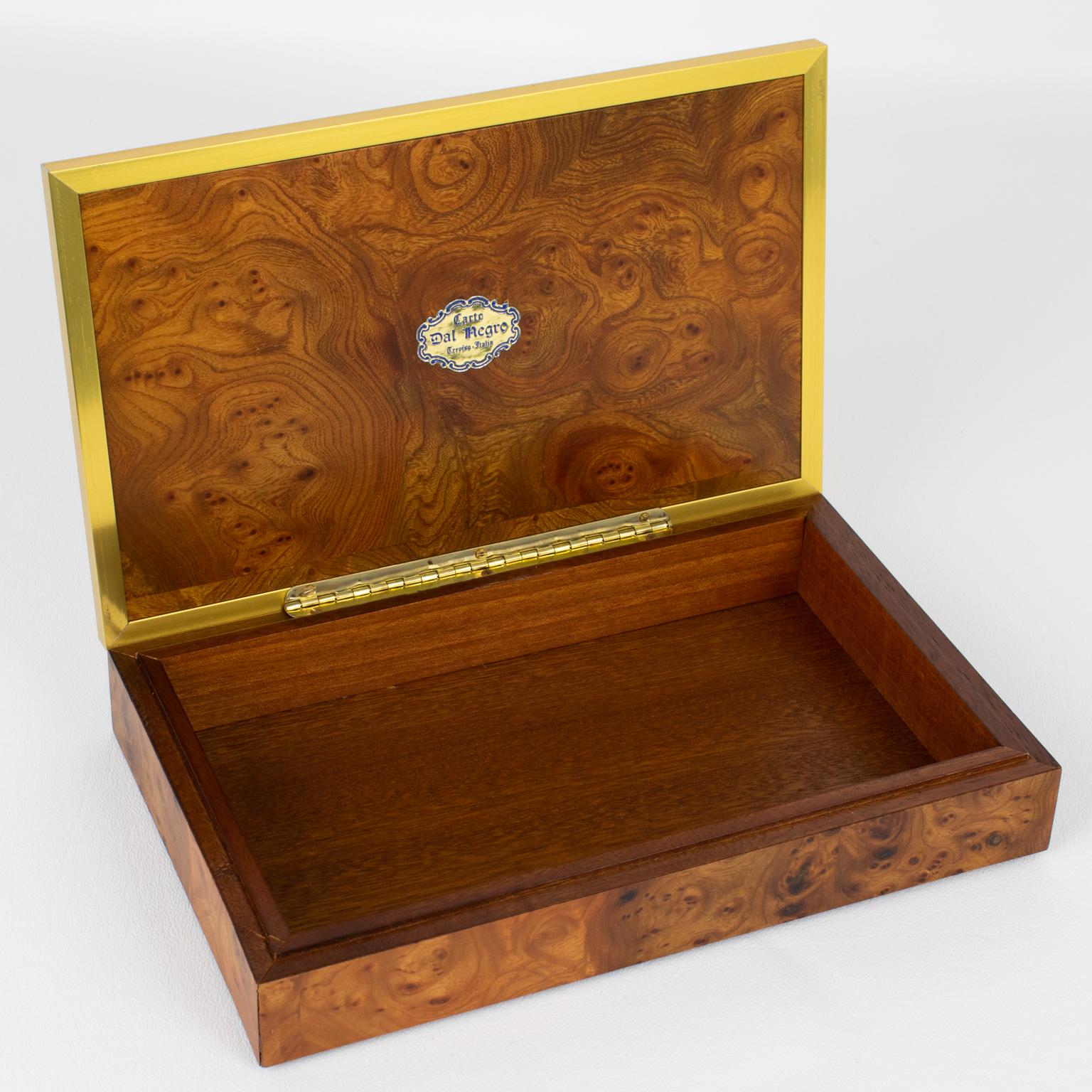 Mid-Century moderno Scatola in alluminio dorato e legno di noce della metà del secolo scorso in vendita