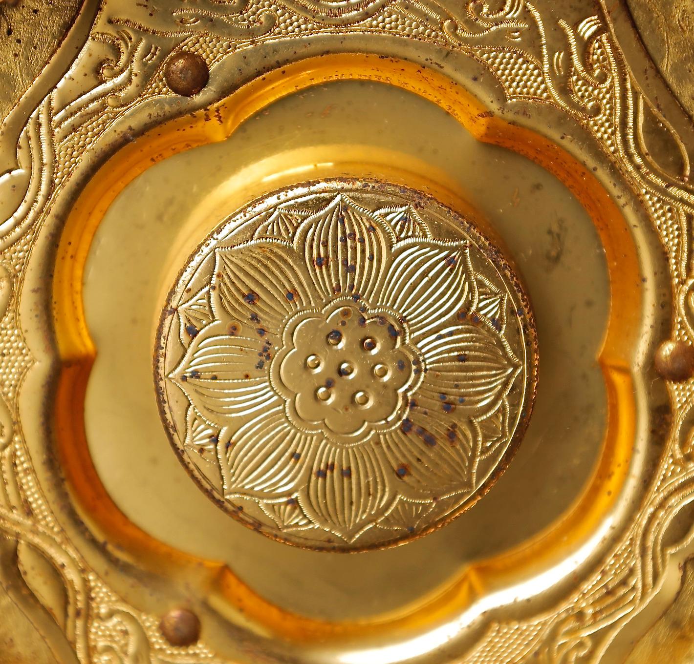Lanternes d'autel bouddhistes dorées du milieu du siècle en vente 4