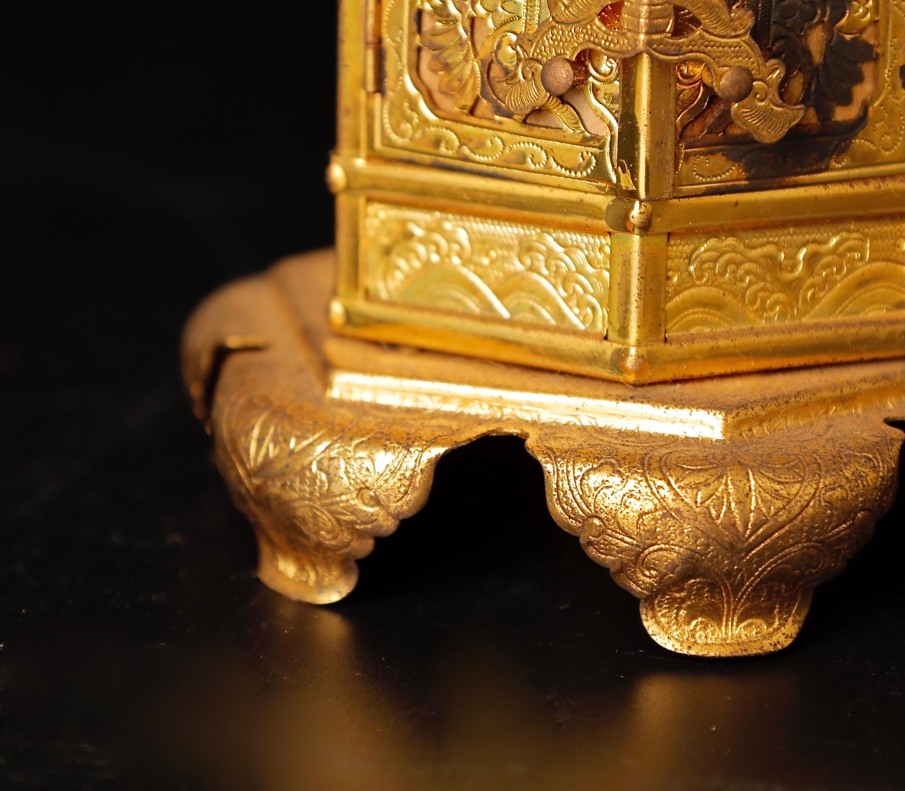 Lanternes d'autel bouddhistes dorées du milieu du siècle en vente 6