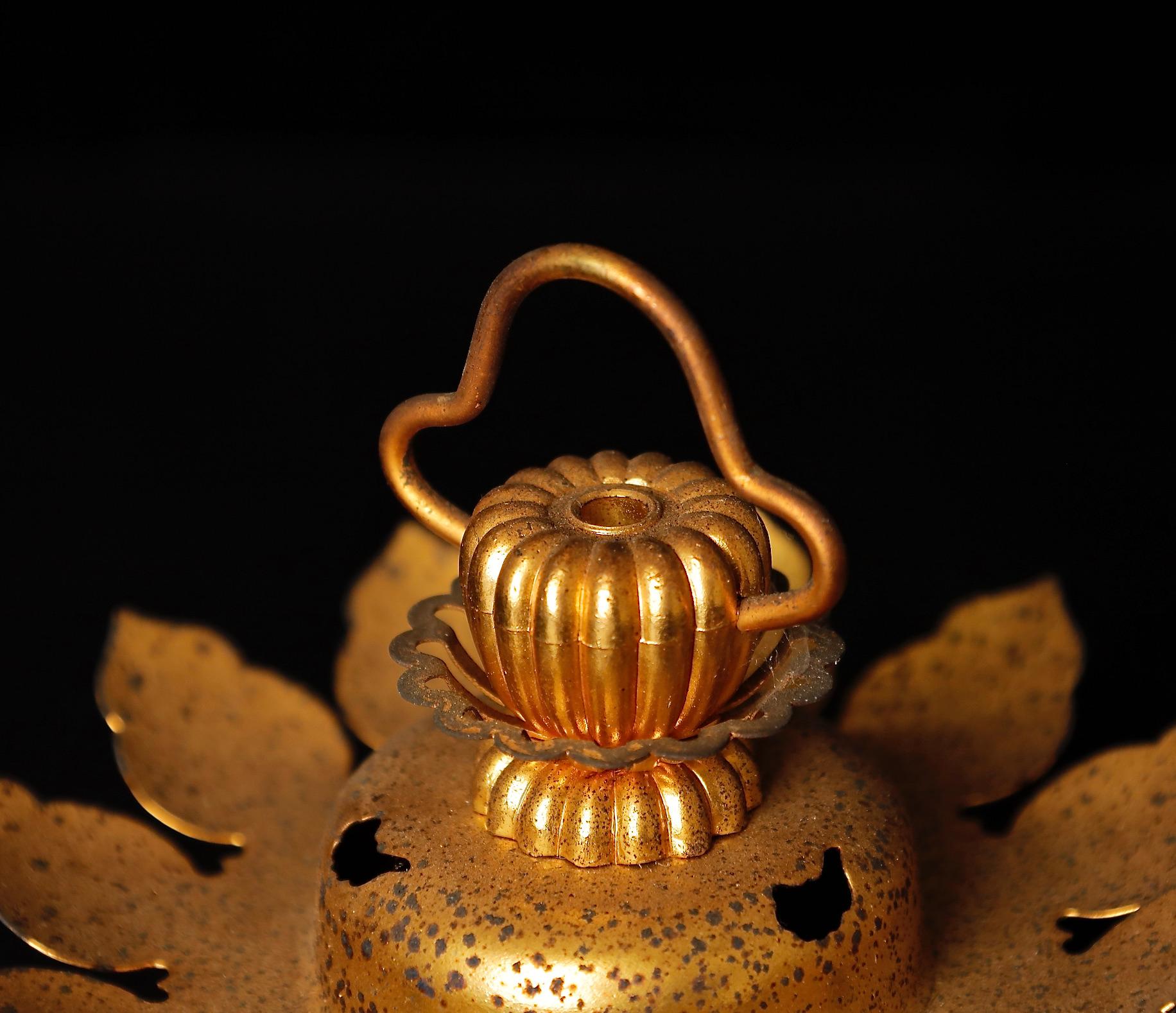 Lanternes d'autel bouddhistes dorées du milieu du siècle en vente 8