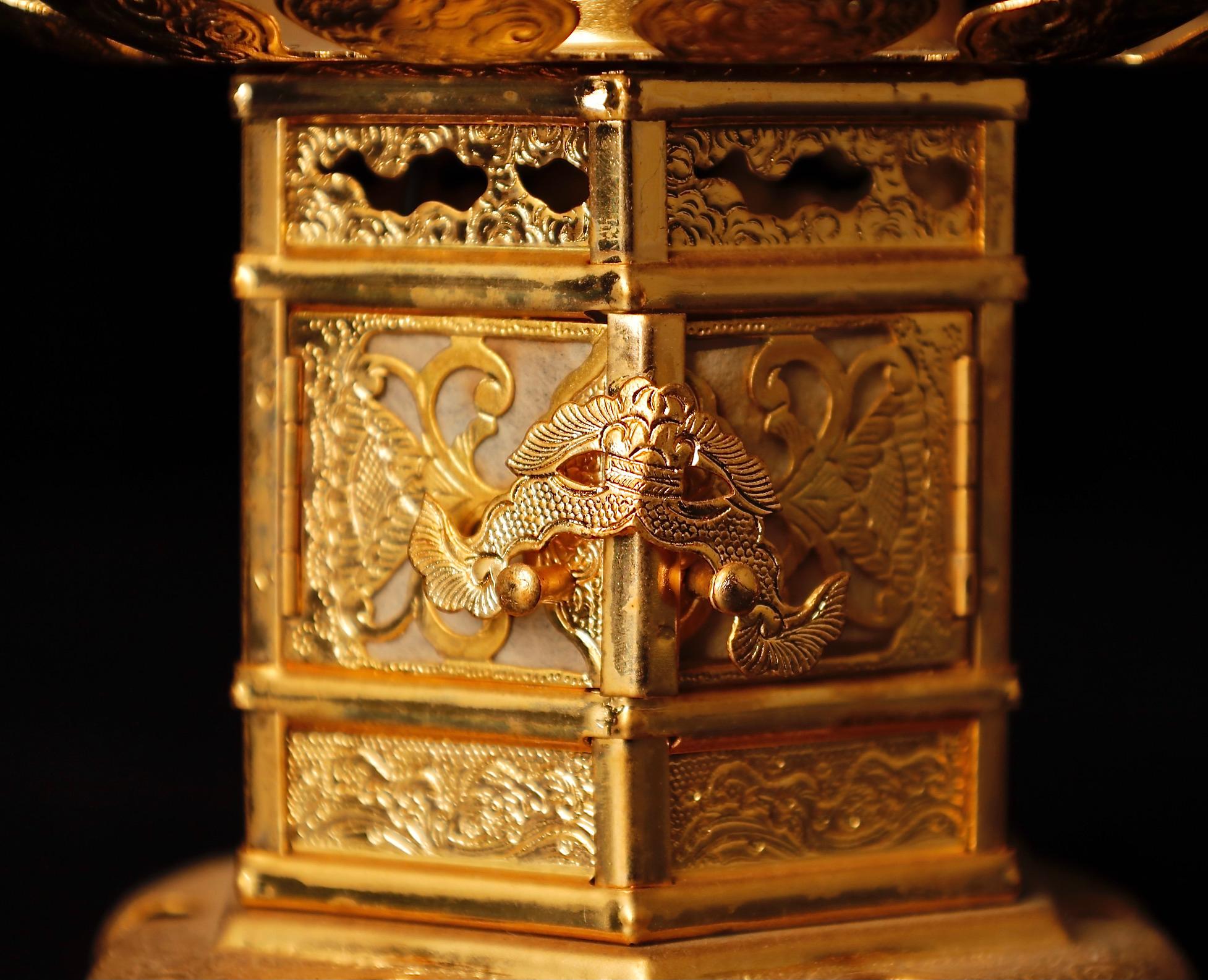 Vergoldete buddhistische Altarlaternen aus der Mitte des Jahrhunderts im Angebot 11