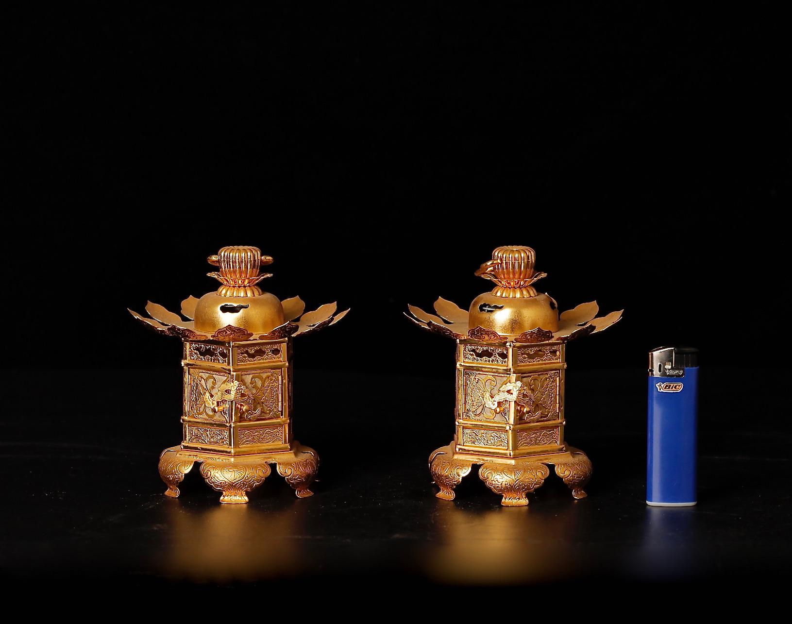 Dieses Paar vergoldeter Laternen aus der Mitte des 20. Jahrhunderts (SKU: ZD23) strahlt die spirituelle Aura und das künstlerische Erbe der buddhistischen Traditionen aus. Ursprünglich wurden diese Laternen im Zusammenhang mit einem tragbaren Altar