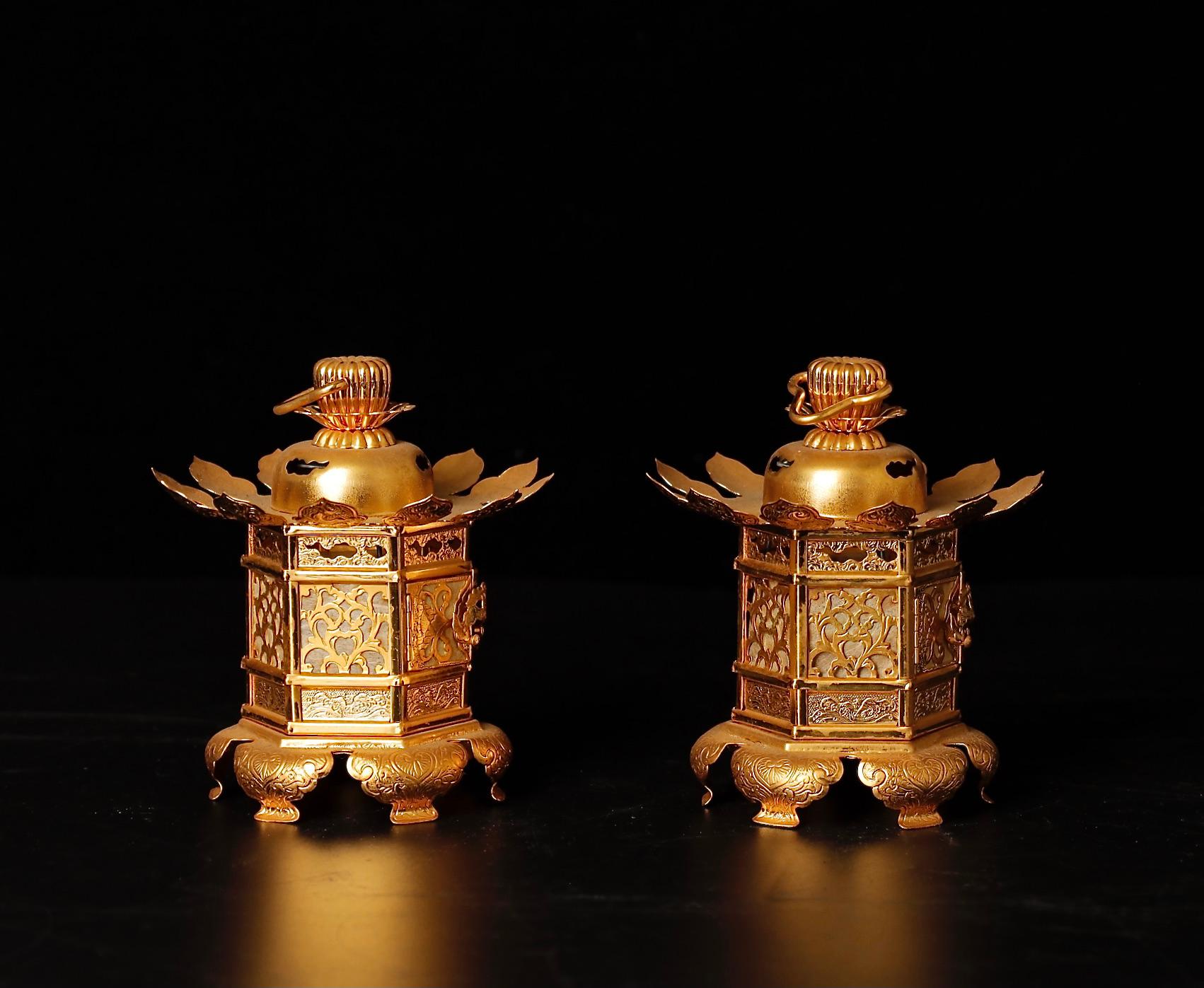 Vergoldete buddhistische Altarlaternen aus der Mitte des Jahrhunderts (Metall) im Angebot