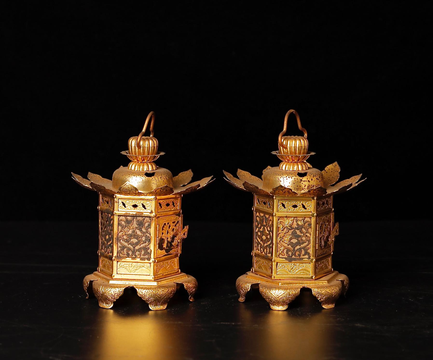 20ième siècle Lanternes d'autel bouddhistes dorées du milieu du siècle en vente
