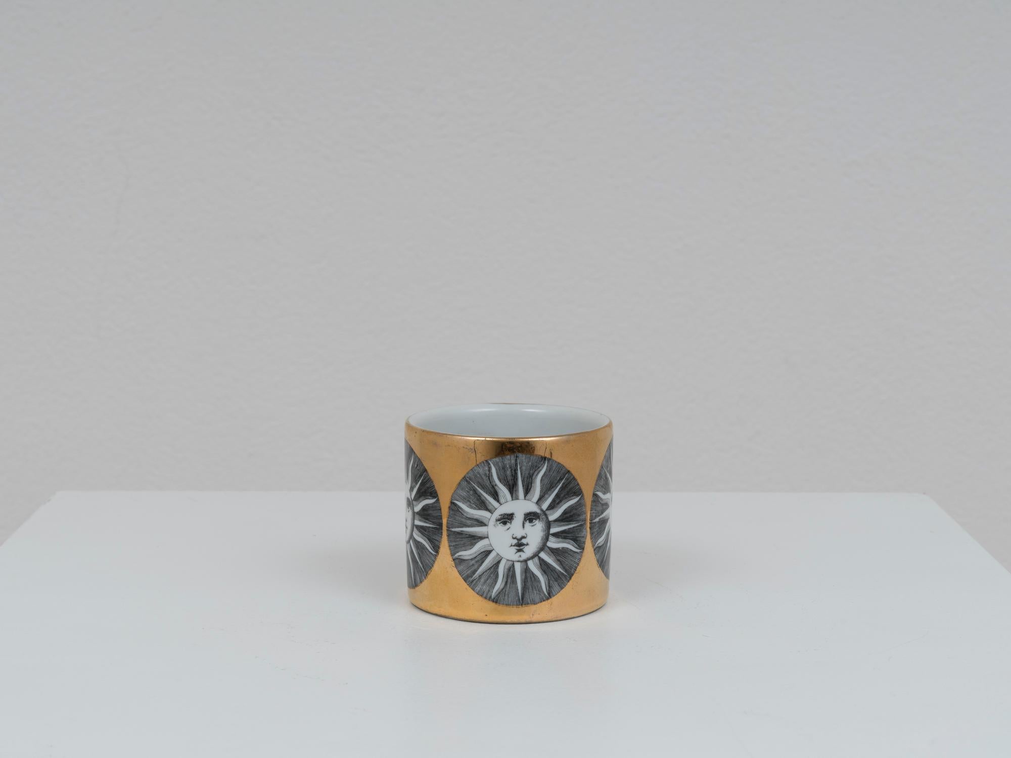 Beautiful pencil holder or small vase by Piero Fornasetti, in gilded glazed ceramic. This piece belogs to the designers' 1950s production. Iconic 