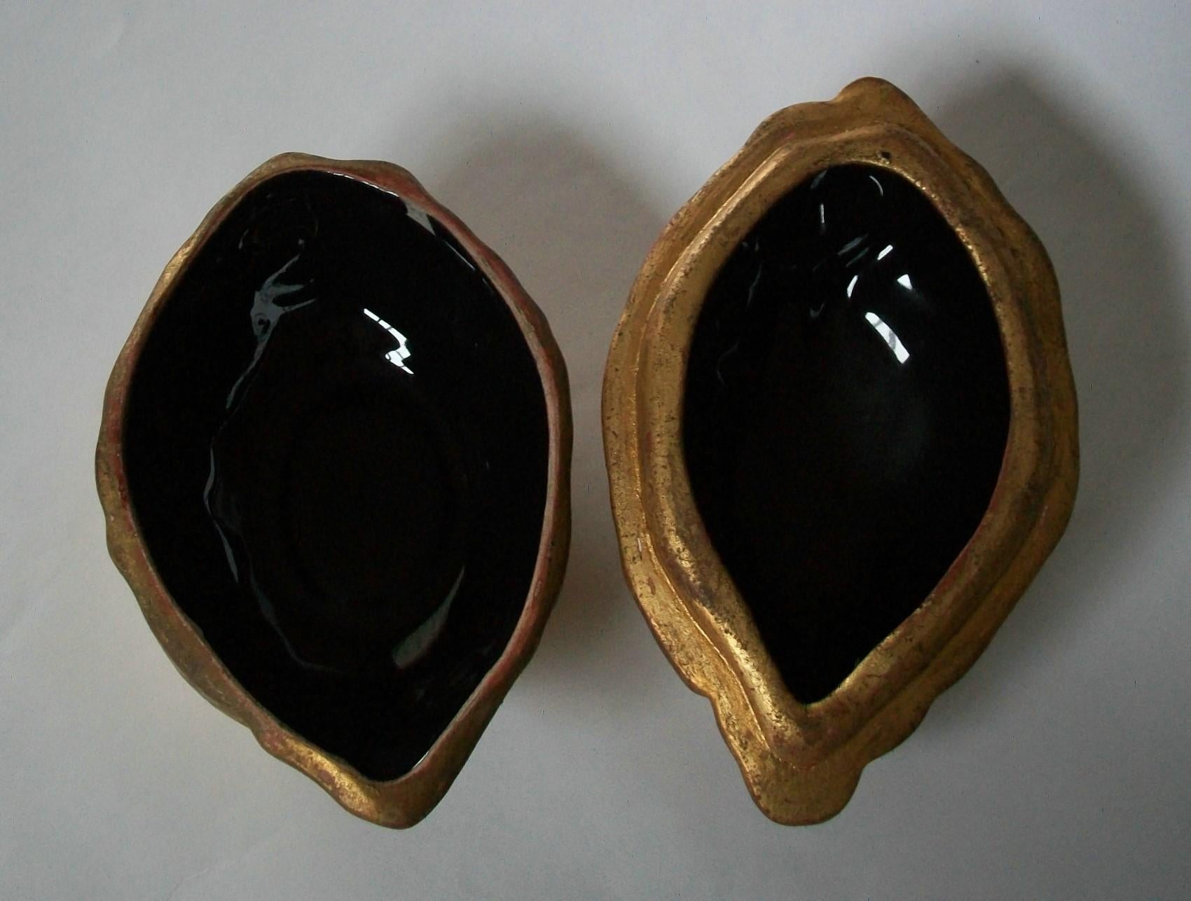 Boîte en céramique dorée Lemon du milieu du siècle dernier - Miroir intérieur noir - Italie - C. 1960 en vente 3