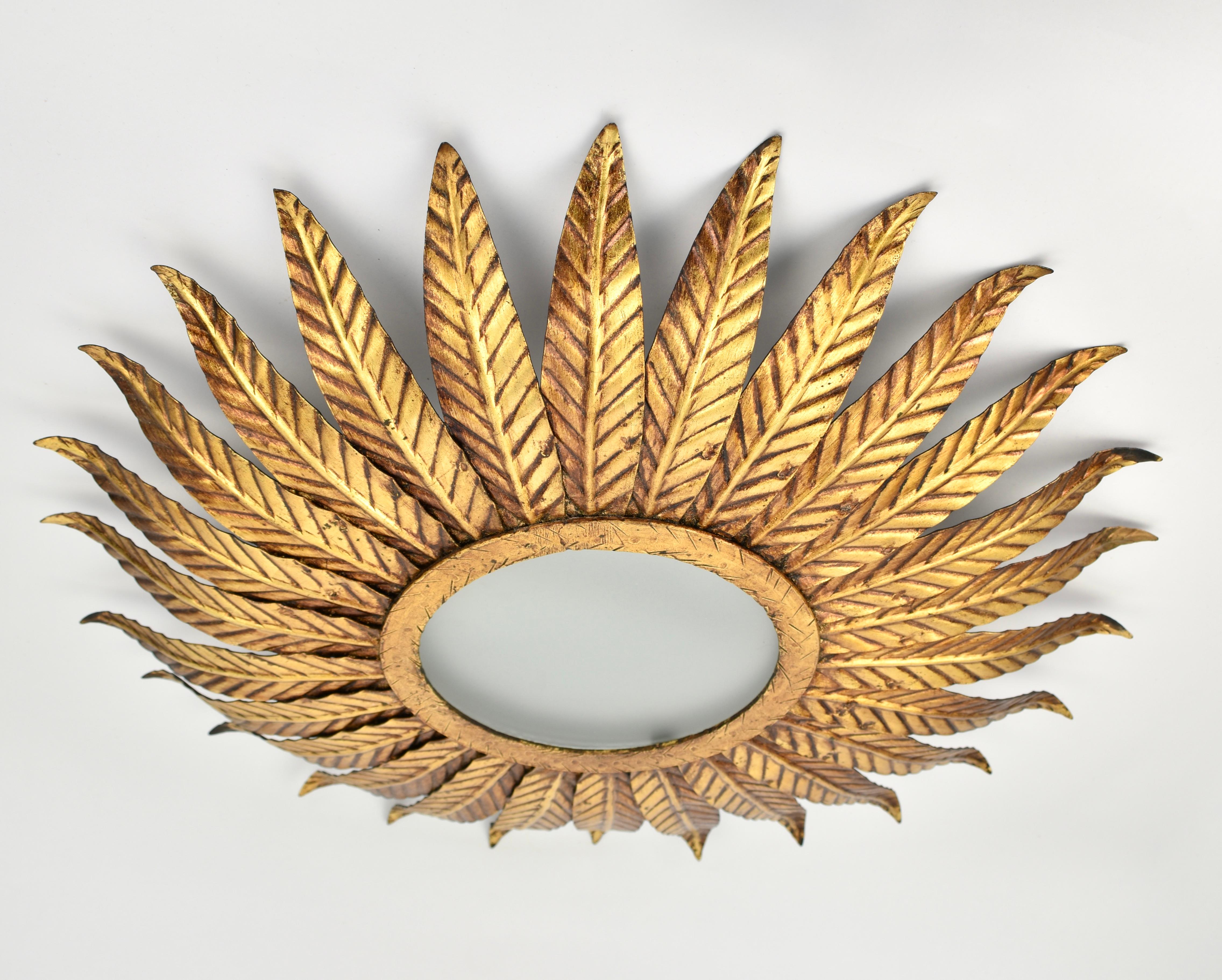 Precioso empotrable de hierro dorado de los años 50, fabricado en España. El cristal esmerilado difunde la luz de una forma preciosa. La luz tiene 2 puntos de luz, ambos admiten bombillas de tamaño e14. Apto para bombillas led o edison. Gran estado