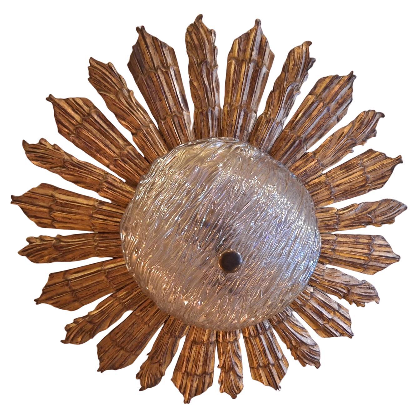 Lampada da soffitto o da incasso a raggiera dorata di metà secolo con paralume in vetro testurizzato.

Porta un tocco di sole di metà secolo nella tua casa con questa splendida plafoniera a raggiera. I raggi di legno dorato si sprigionano da un