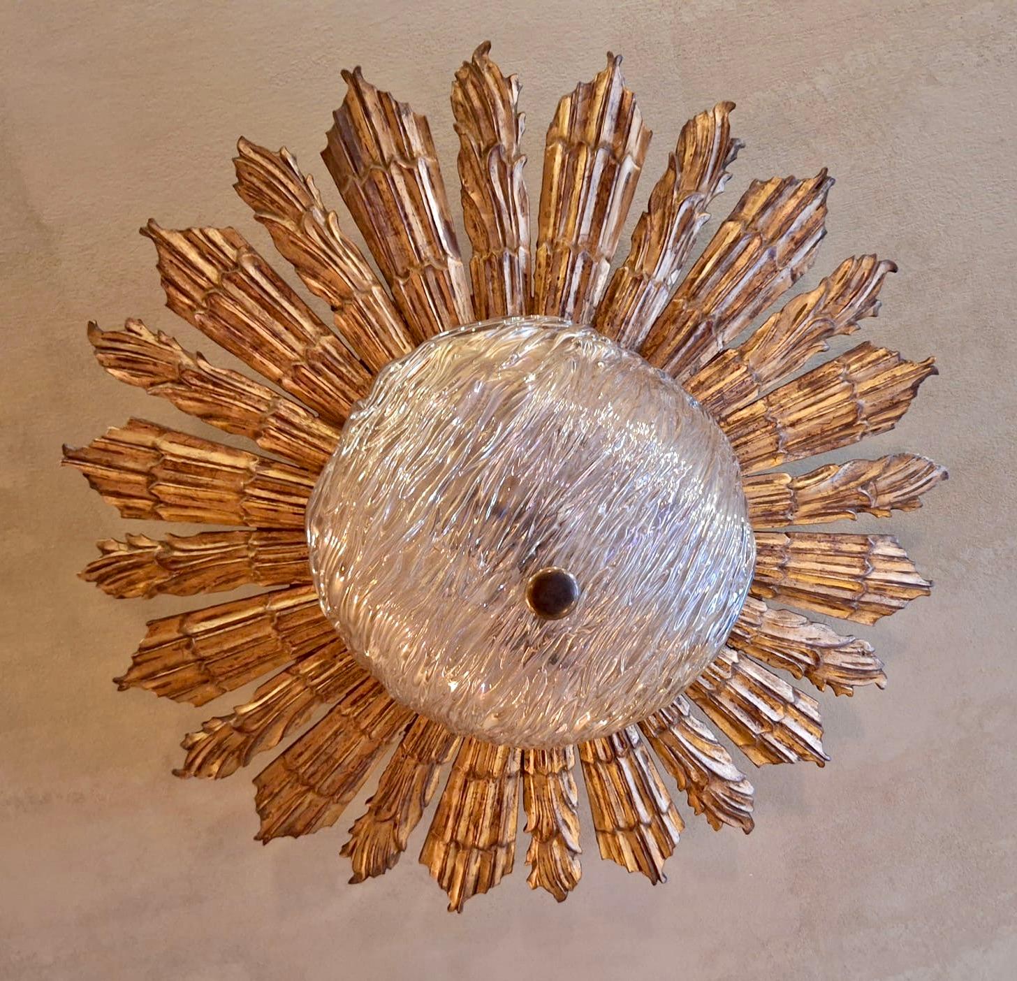 Hollywood Regency Lampada da soffitto a raggiera dorata di metà secolo con paralume in vetro testurizzato in vendita
