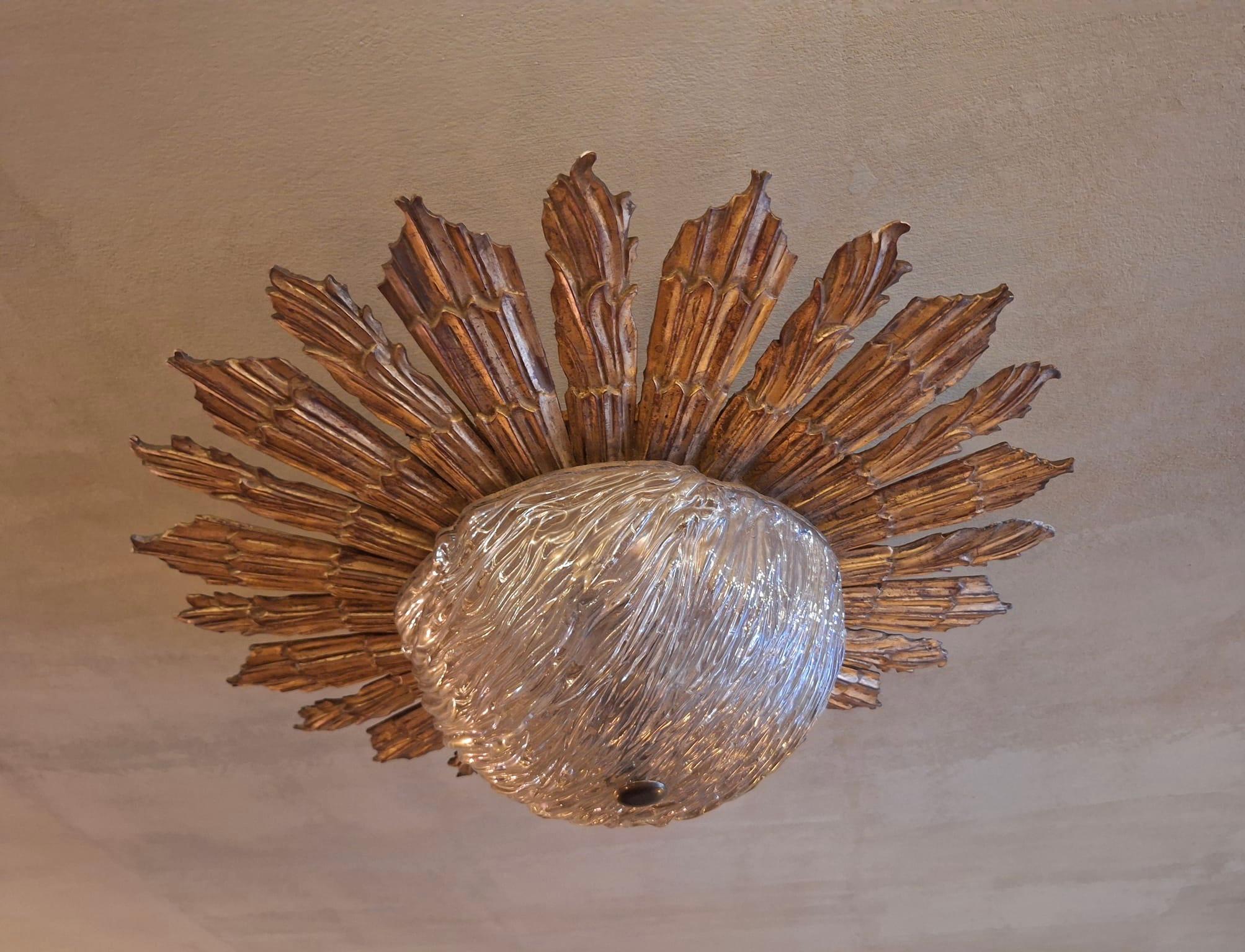 Italiano Lampada da soffitto a raggiera dorata di metà secolo con paralume in vetro testurizzato in vendita