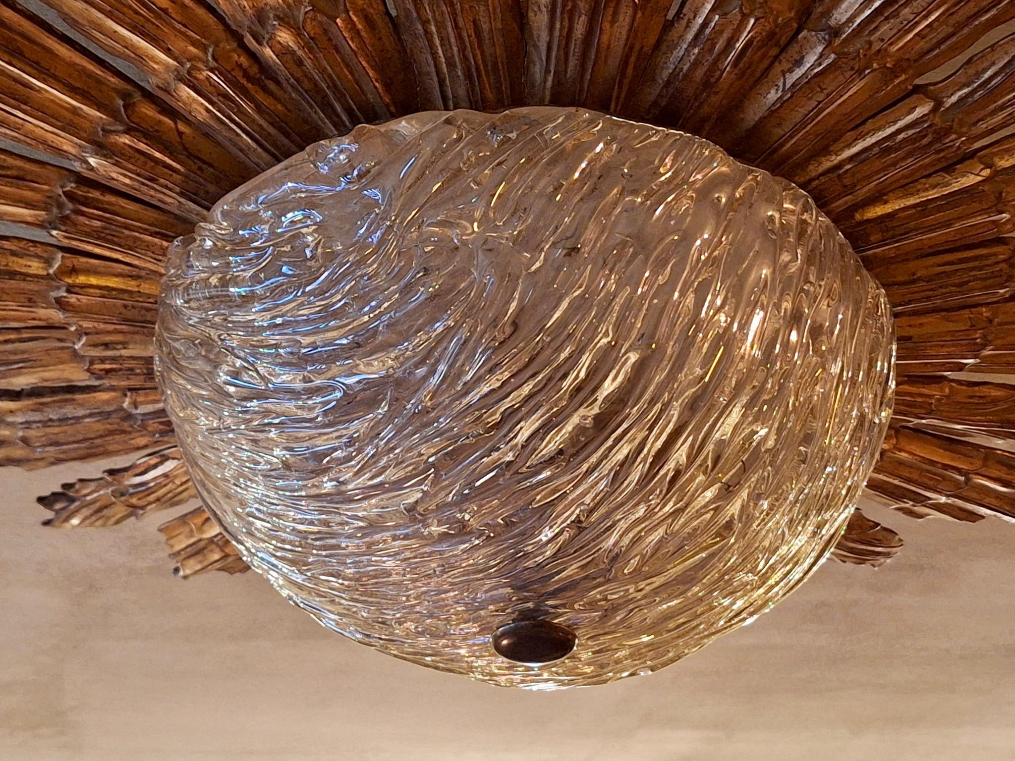 Lampada da soffitto a raggiera dorata di metà secolo con paralume in vetro testurizzato In condizioni buone in vendita a Antwerp, BE