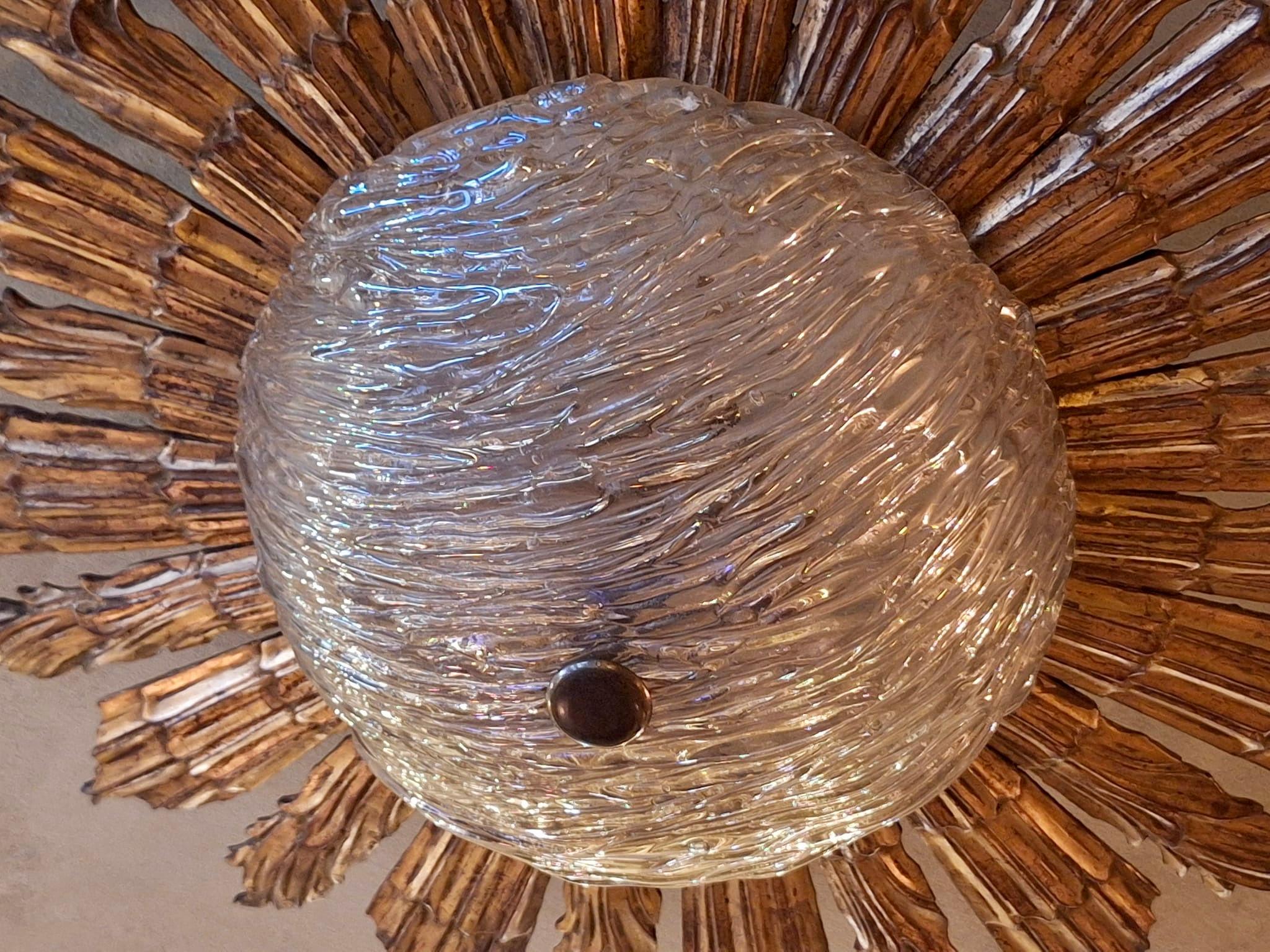 XX secolo Lampada da soffitto a raggiera dorata di metà secolo con paralume in vetro testurizzato in vendita