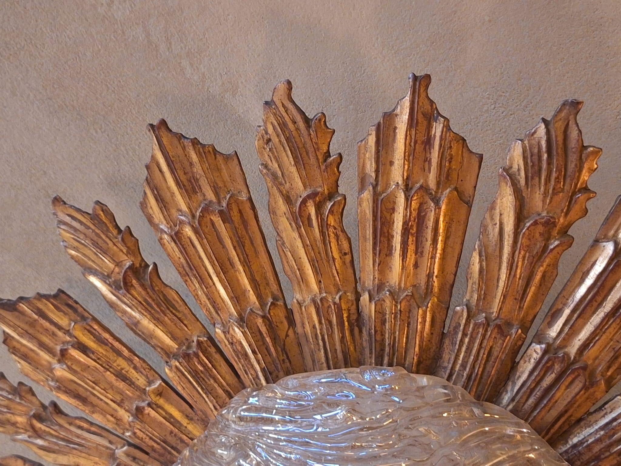 Abalone Lampada da soffitto a raggiera dorata di metà secolo con paralume in vetro testurizzato in vendita