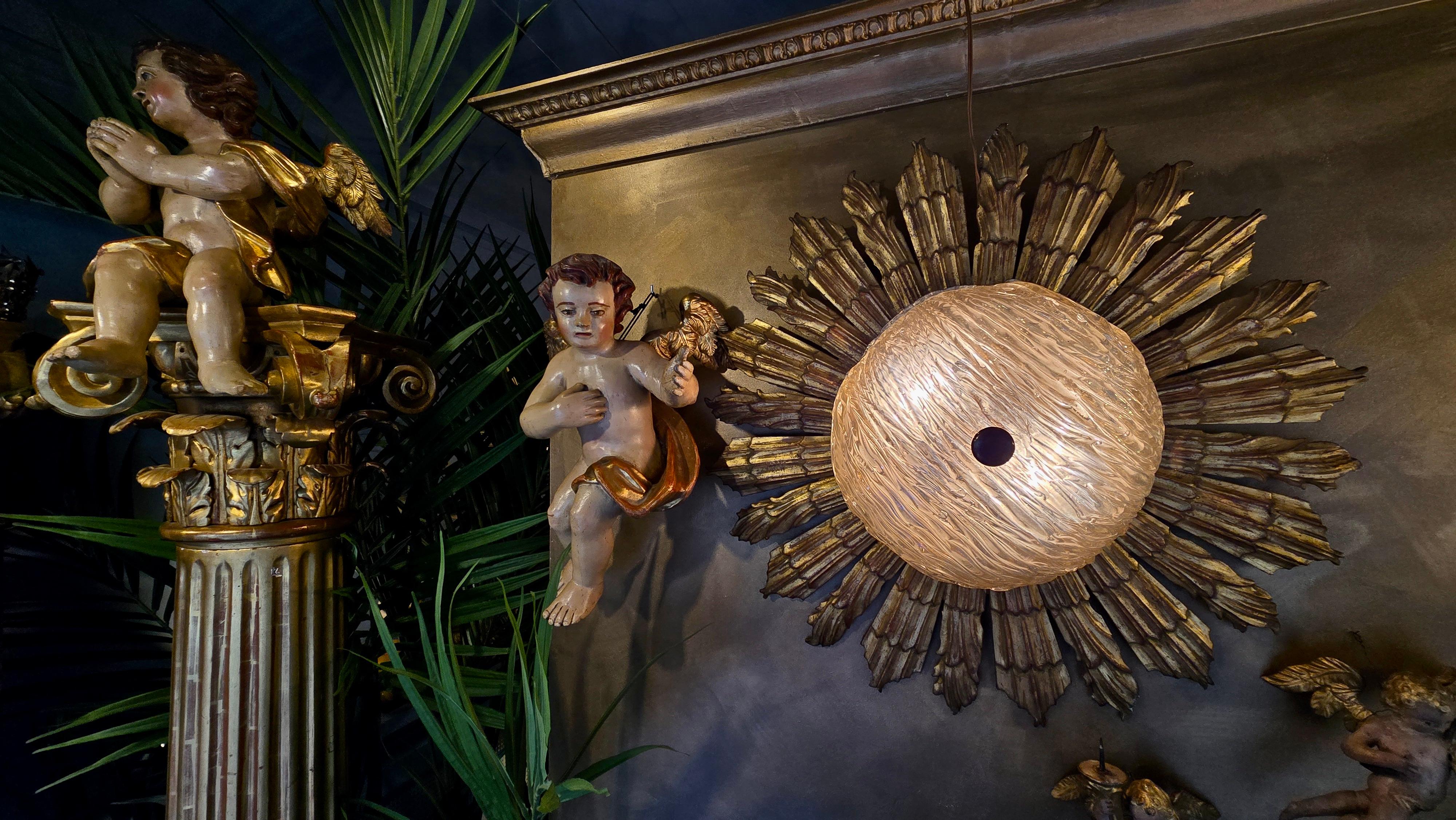 Plafonnier Sunburst du milieu du siècle dernier avec abat-jour en verre texturé en vente 2