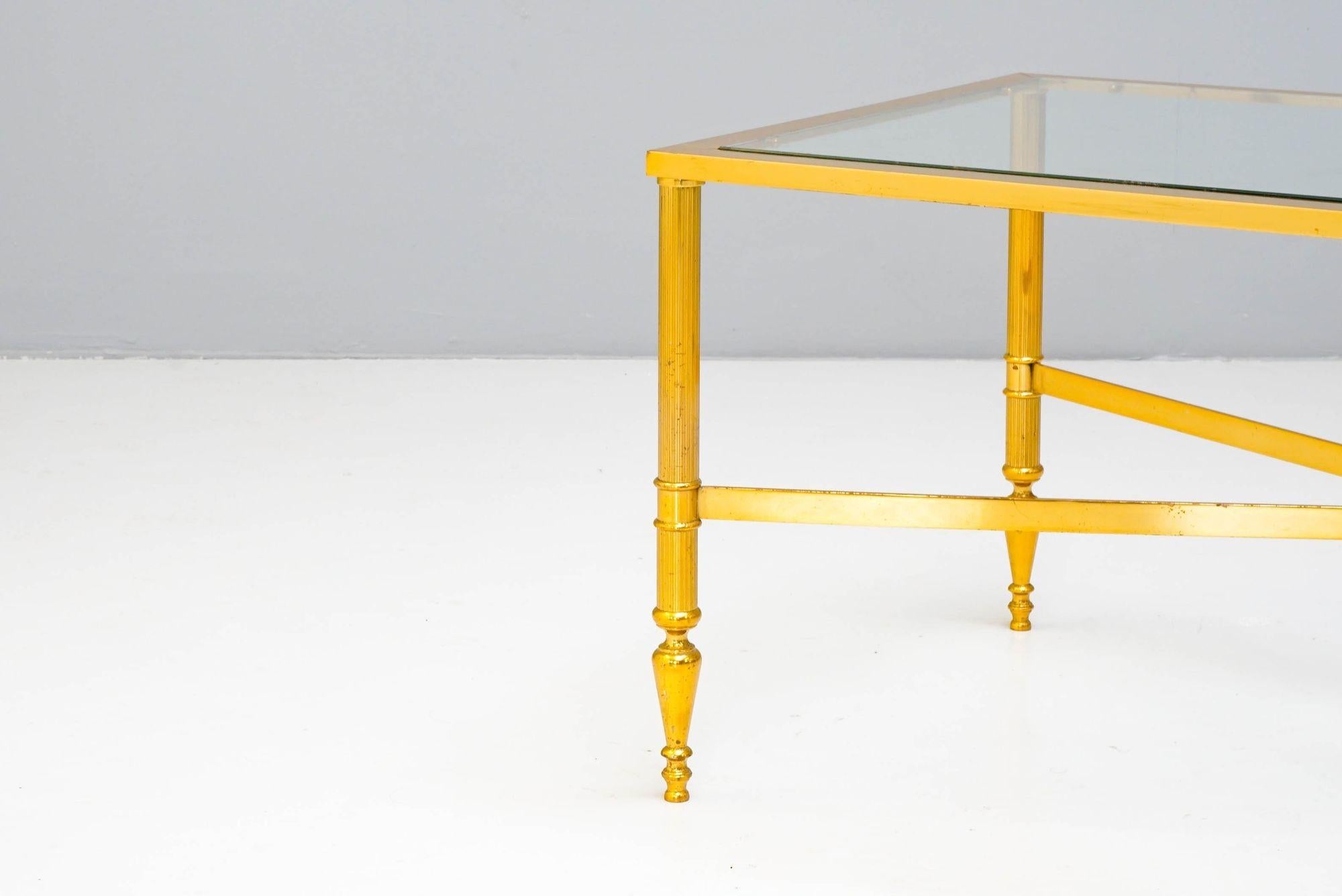 Laiton Table basse en laiton doré du milieu du siècle en vente